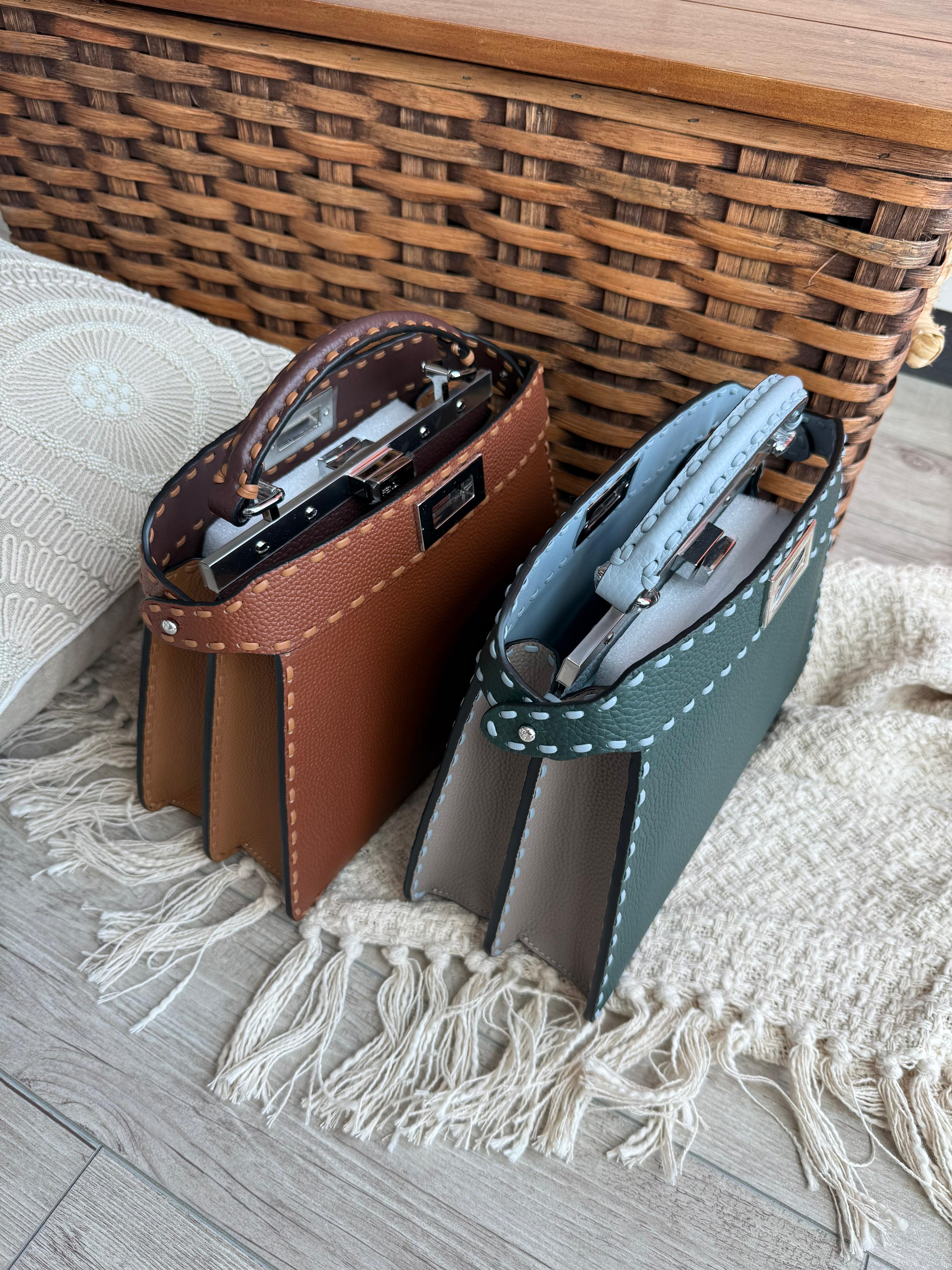 حقيبة نسائية أنيقة بتصميم فاخر وخياطة يدوية مميزة
