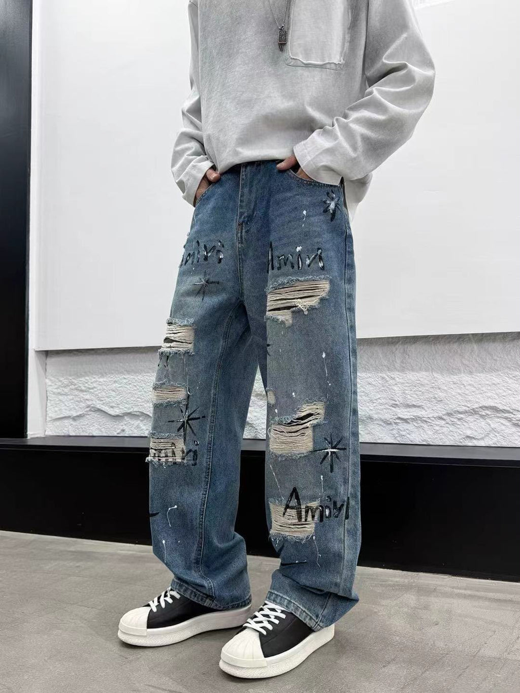 بنطال جينز أميري واسع بستايل ستريت وير وغرافيتي (Amiri Baggy Jeans)