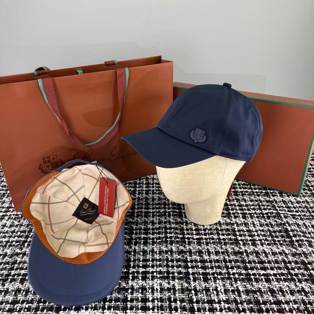 Loro Piana Baseball Cap – قبعة مقاومة للماء والرياح ببطانة كاروهات أيقونية