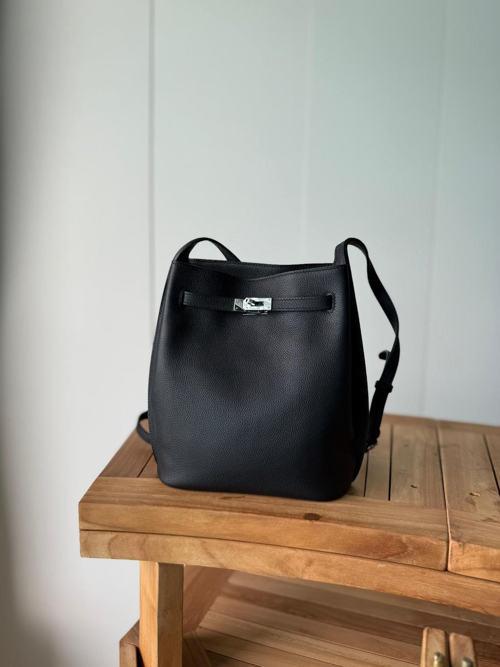 شنطة نسائية فاخرة جلد طبيعي – تصميم أنيق وعصري بجودة عالية