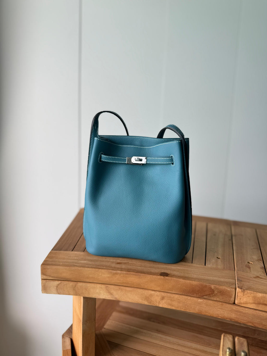 شنطة نسائية فاخرة جلد طبيعي – تصميم أنيق وعصري بجودة عالية