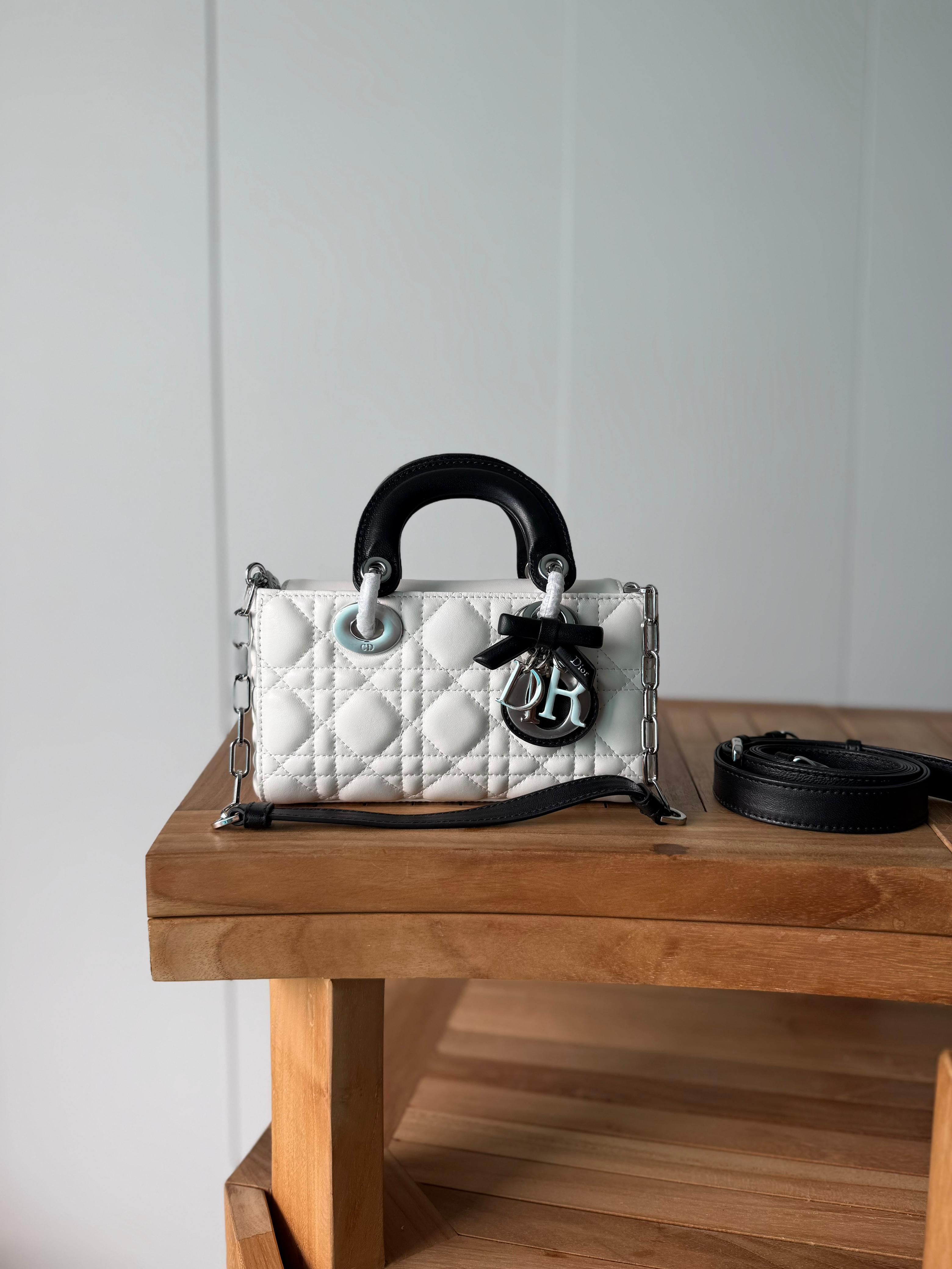 شنطة نسائية فاخرة ثنائية اللون بحجم 19 سم – تصميم أنيق بجودة عالية { DIOR }