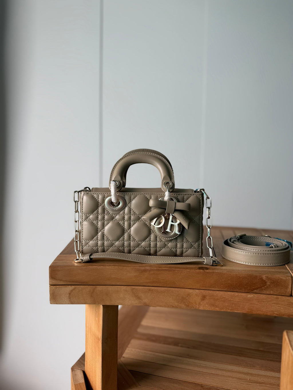 شنطة نسائية فاخرة ثنائية اللون بحجم 19 سم – تصميم أنيق بجودة عاليةLuxury two-tone women's handbag, 19 cm – elegant design with high quality