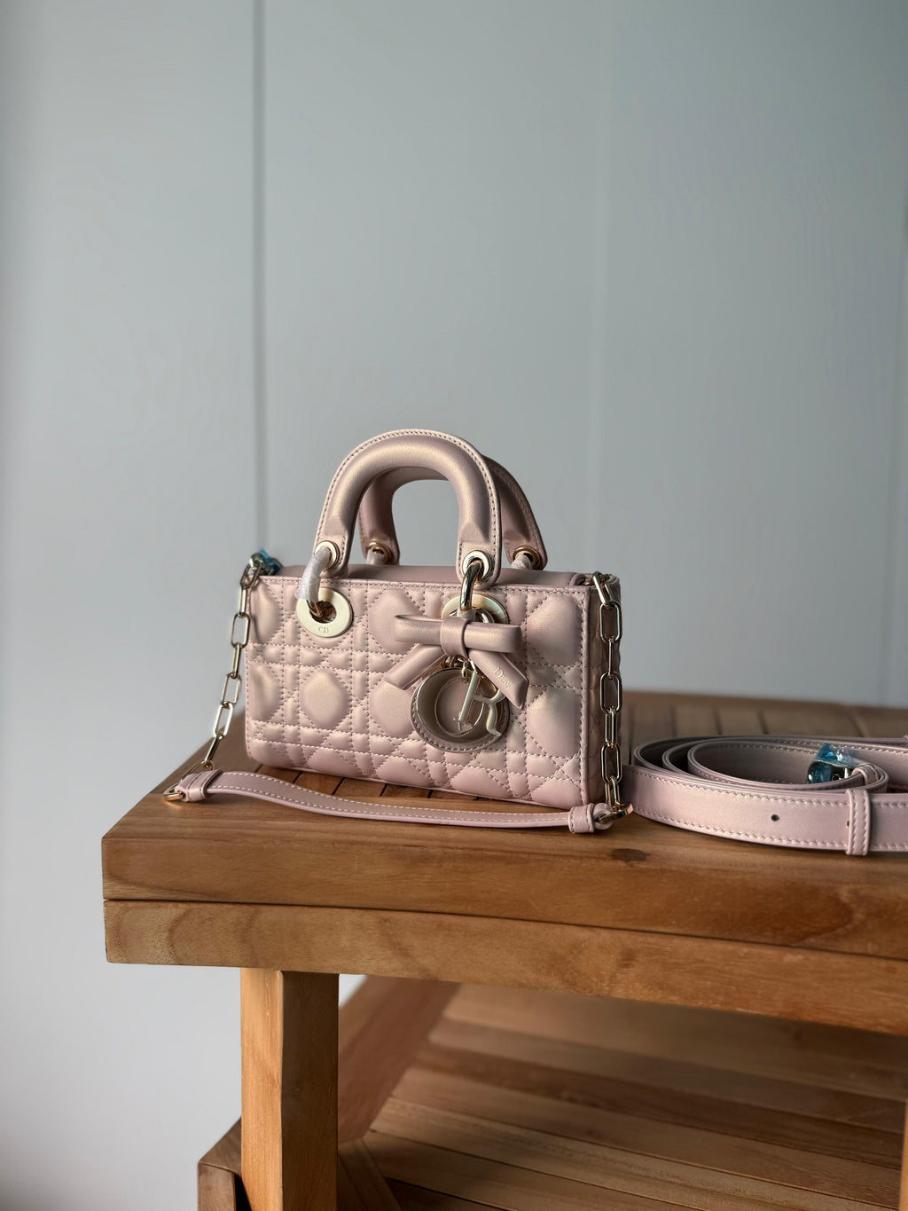 شنطة نسائية فاخرة ثنائية اللون بحجم 19 سم – تصميم أنيق بجودة عاليةLuxury two-tone women's handbag, 19 cm – elegant design with high quality