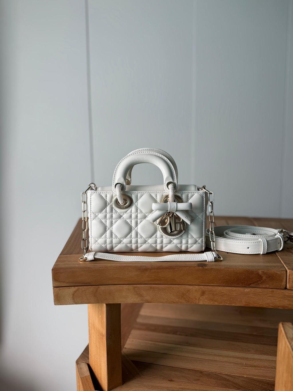 شنطة نسائية فاخرة ثنائية اللون بحجم 19 سم – تصميم أنيق بجودة عاليةLuxury two-tone women's handbag, 19 cm – elegant design with high quality