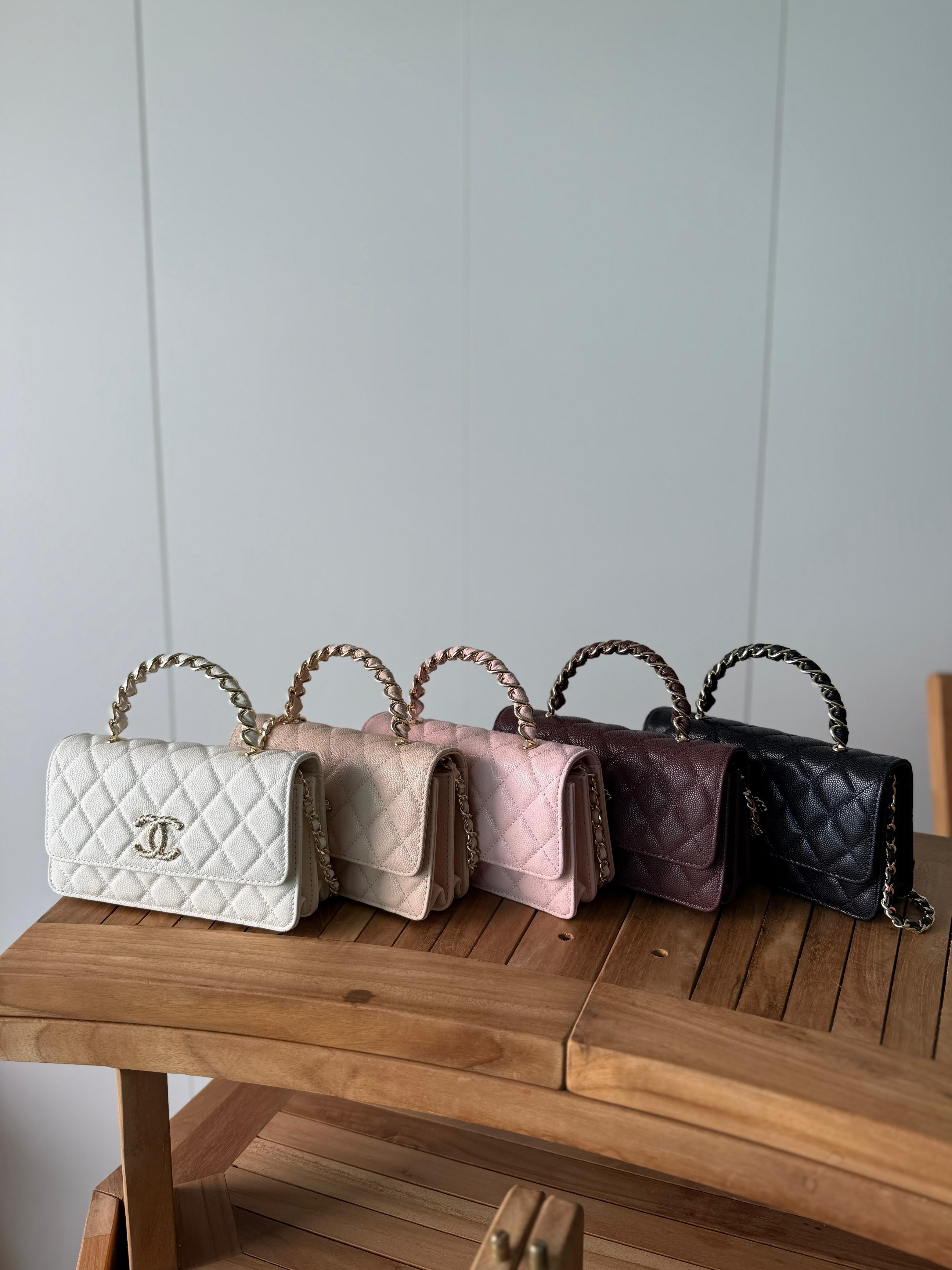 Elegant shoulder bag with a luxurious design