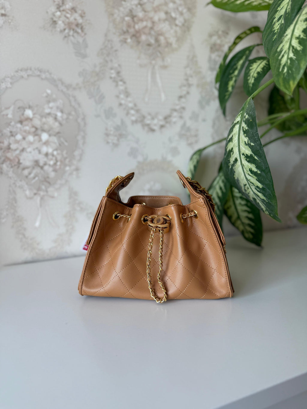 👜 شنطة نسائية فاخرة بتصميم عصري مع سلسلة ذهبية – حجم 22 سم   Luxury Women's Bag with Gold👜 Chain - 22 cm