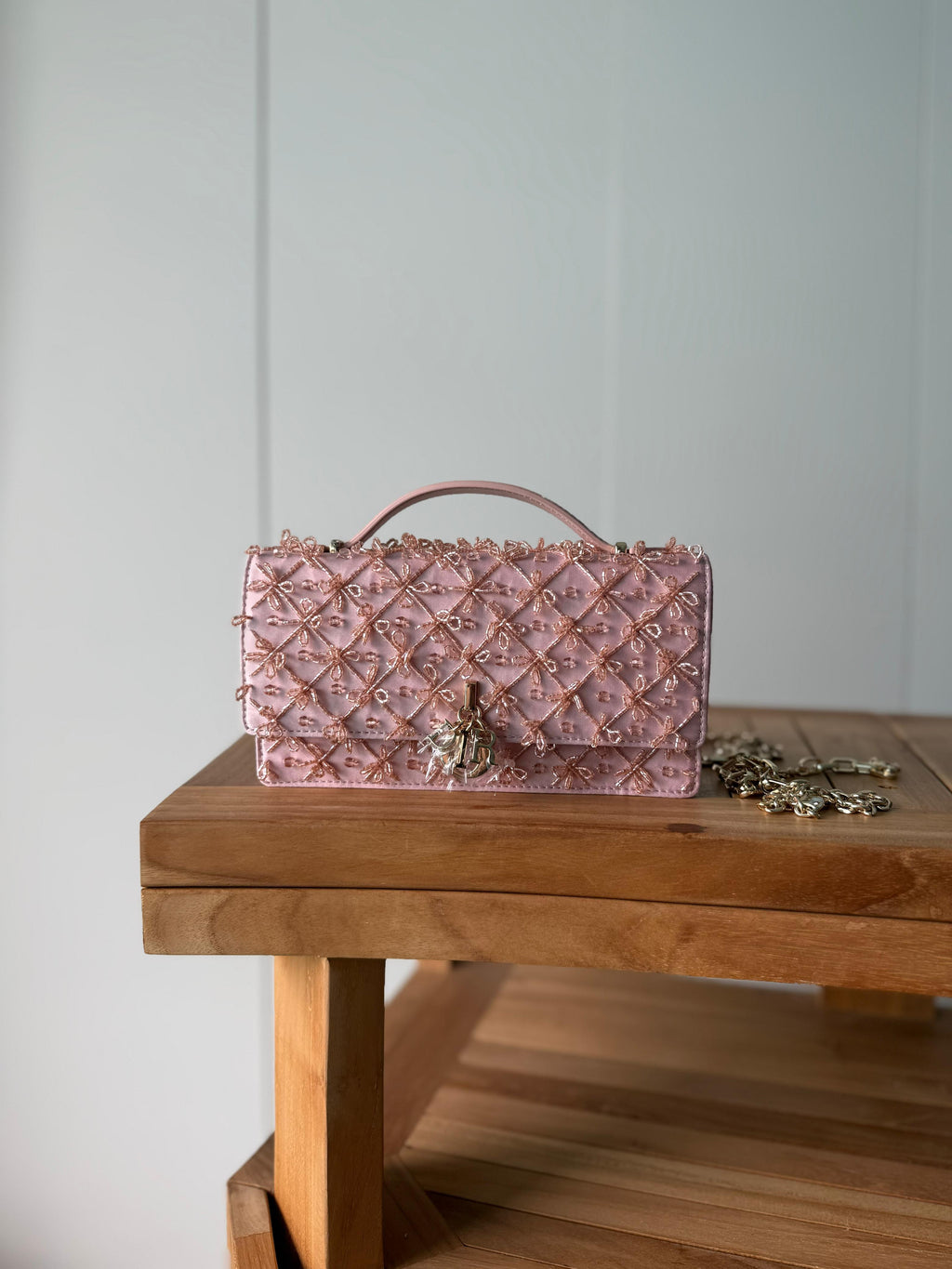 👜 : شنطة نسائية فاخرة بتصميم مرصّع أنيق مع سلسلة ذهبية