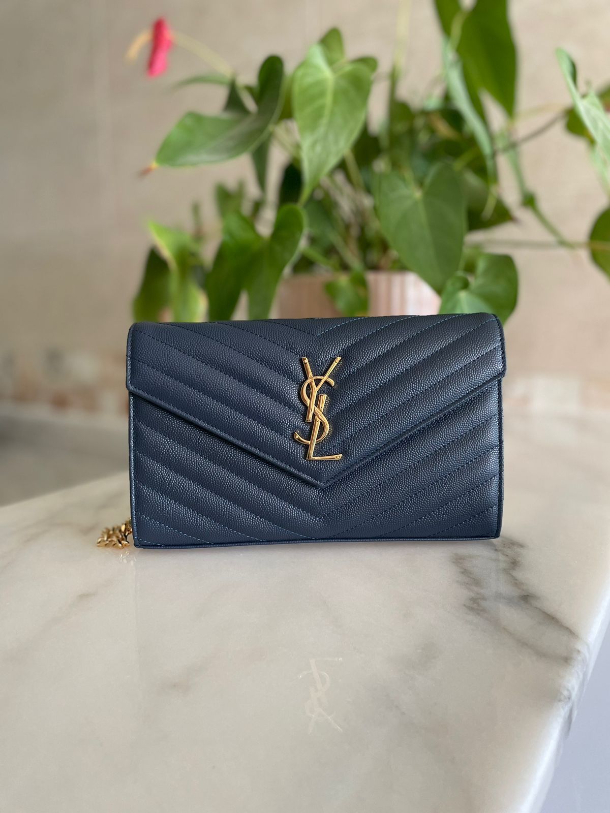 Elegant women's handbag with a luxurious logo print, high quality – distinctive modern design