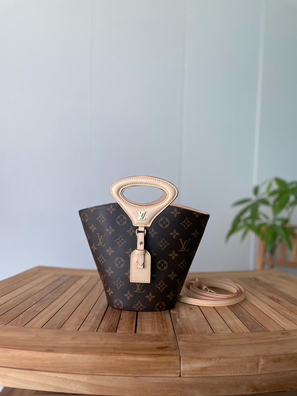 شنطة نسائية فاخرة بتصميم عصري