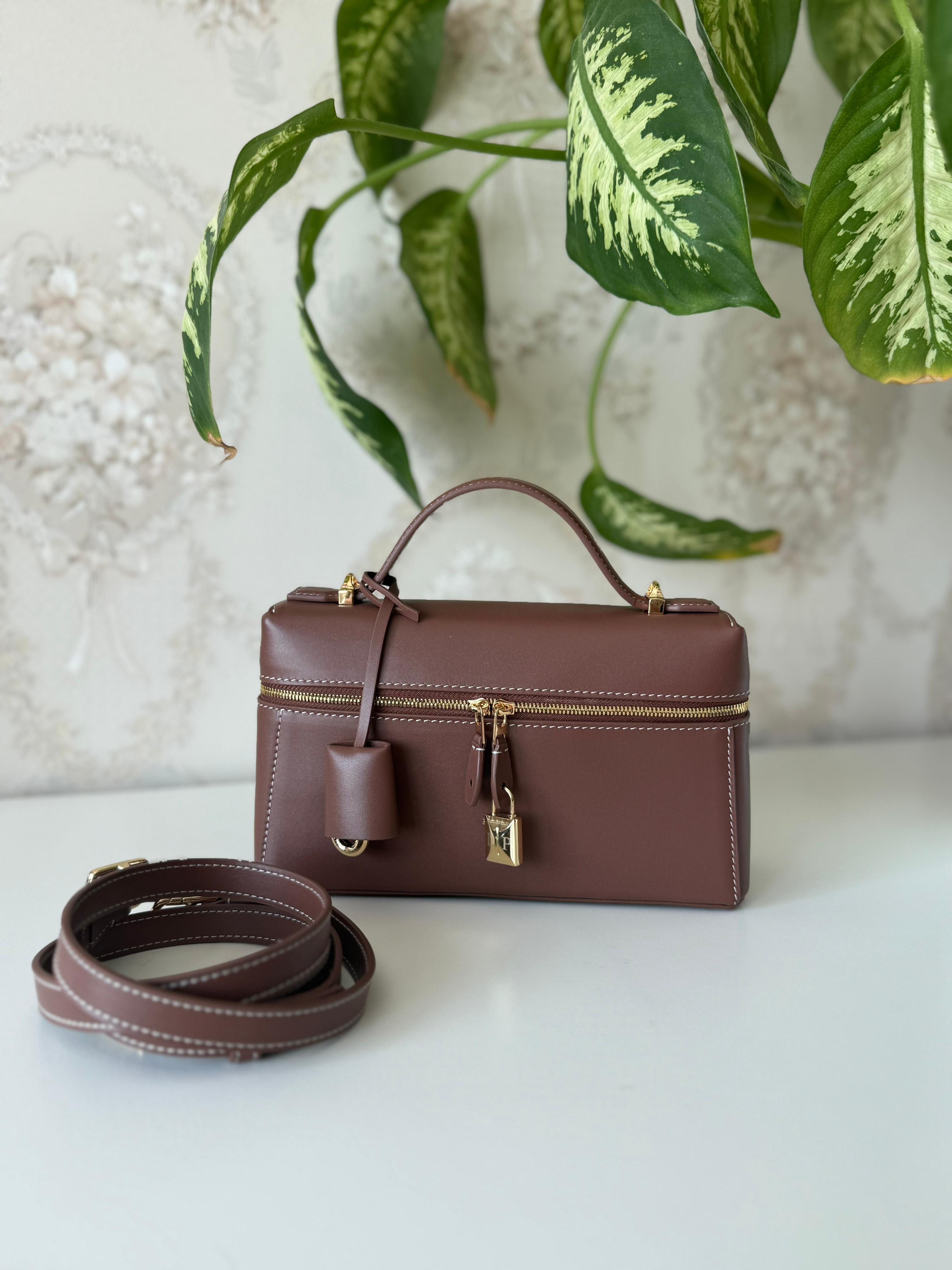 Elegant women's handbag with a luxurious logo print, high quality – distinctive modern design