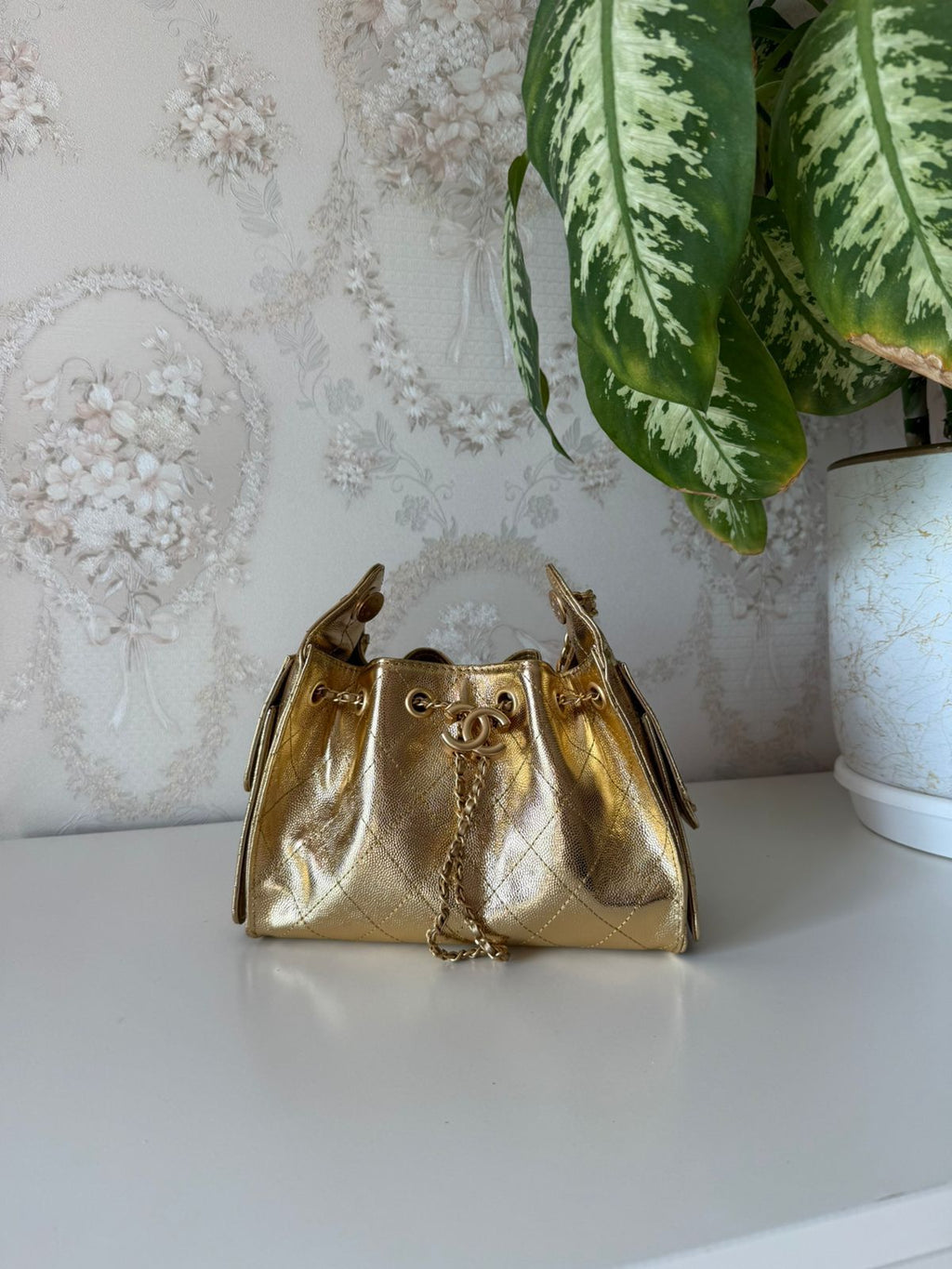 👜 شنطة نسائية فاخرة بتصميم عصري مع سلسلة ذهبية – حجم 22 سم   Luxury Women's Bag with Gold👜 Chain - 22 cm
