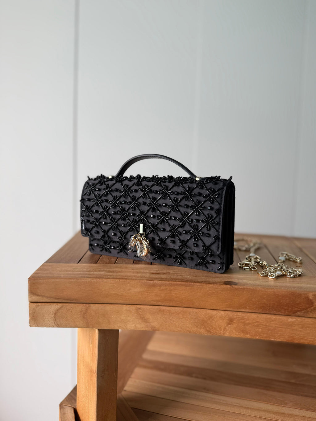 👜 : شنطة نسائية فاخرة بتصميم مرصّع أنيق مع سلسلة ذهبية