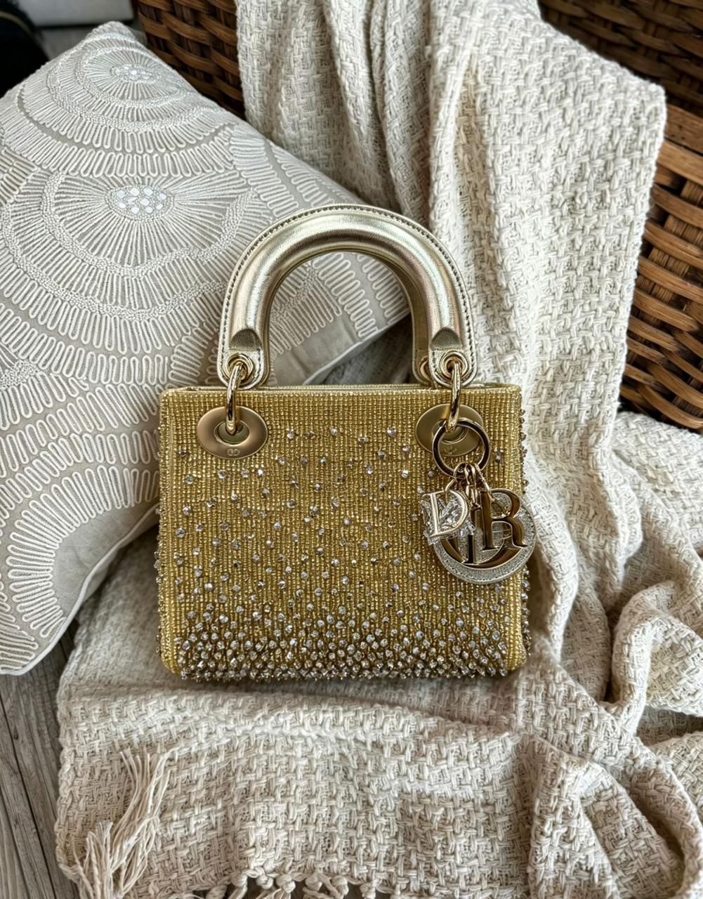 شنطة كريستال فاخرة 17سم – أناقة لامعة تخطف الأنظار