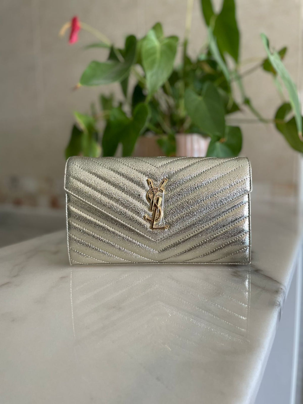 Elegant women's handbag with a luxurious logo print, high quality – distinctive modern design