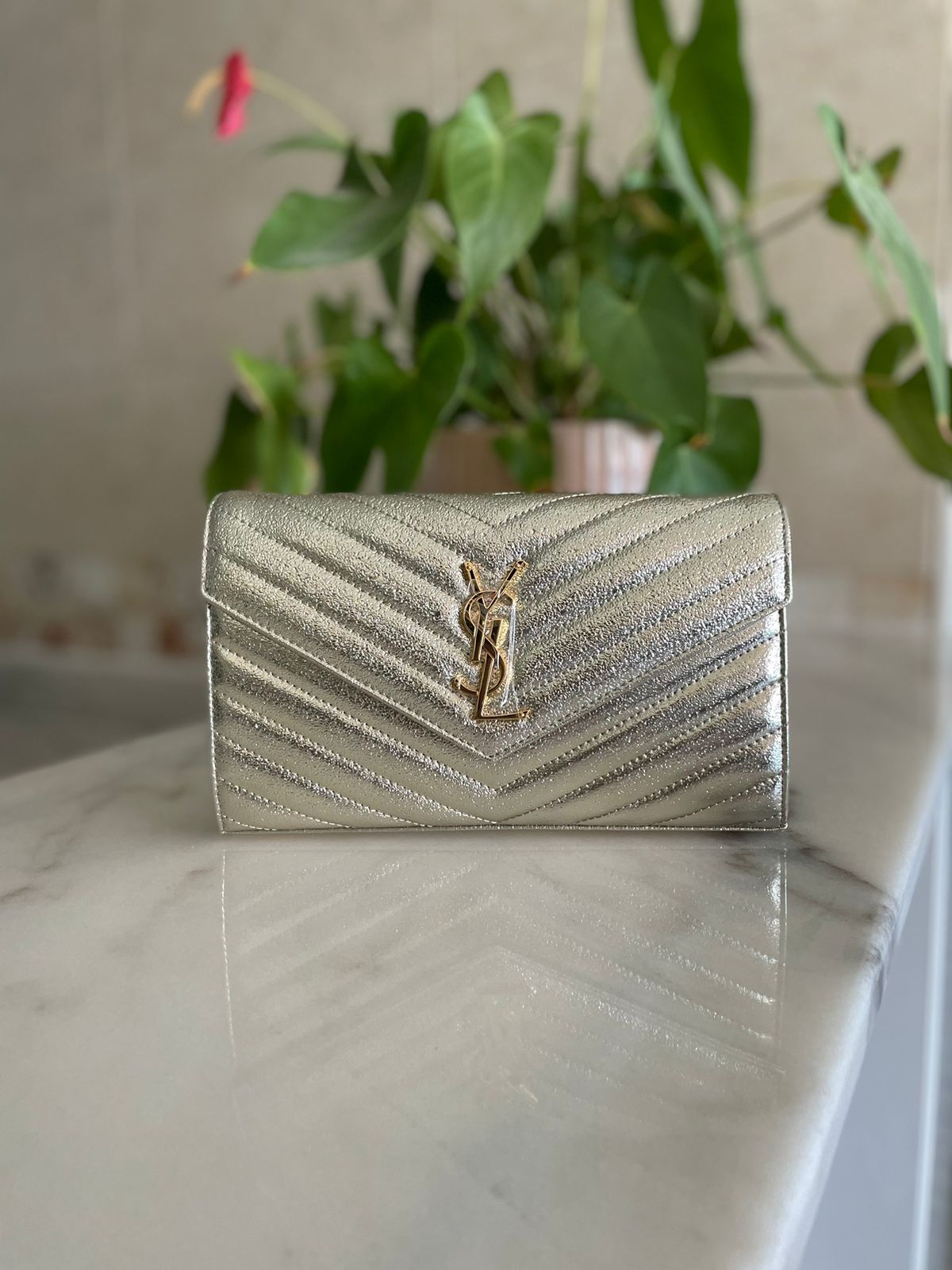 Elegant women's handbag with a luxurious logo print, high quality – distinctive modern design