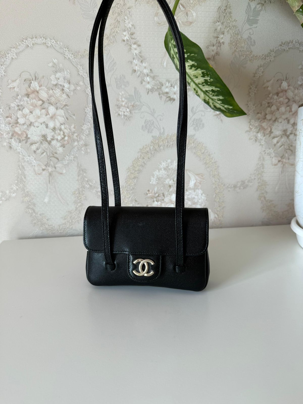 Elegant shoulder bag with a luxurious designشنطة كتف انيقة بتصميم فاخر