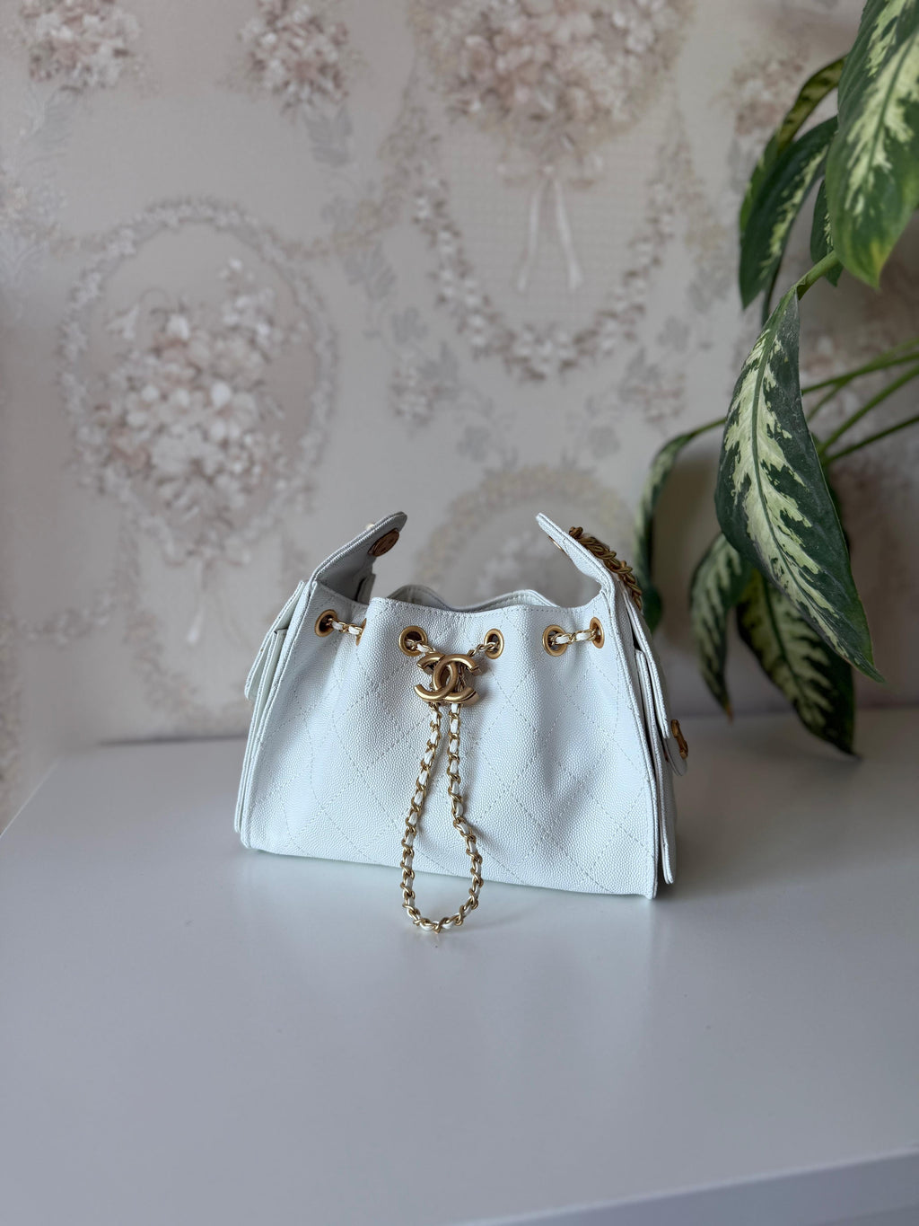 👜 شنطة نسائية فاخرة بتصميم عصري مع سلسلة ذهبية – حجم 22 سم   Luxury Women's Bag with Gold👜 Chain - 22 cm