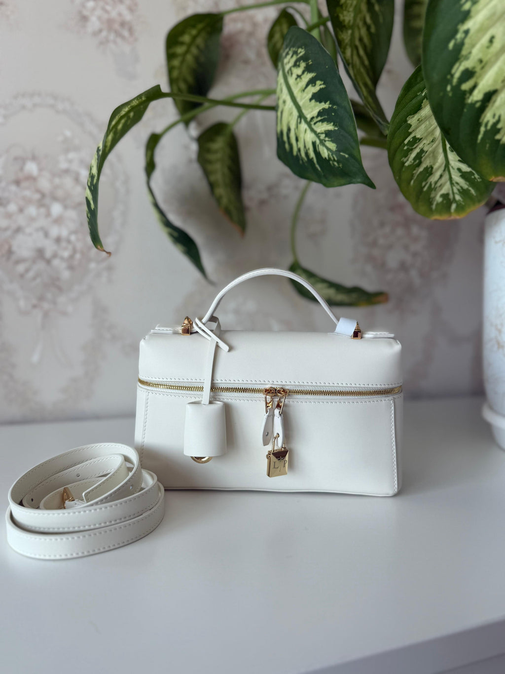 Elegant women's handbag with a luxurious logo print, high quality – distinctive modern design