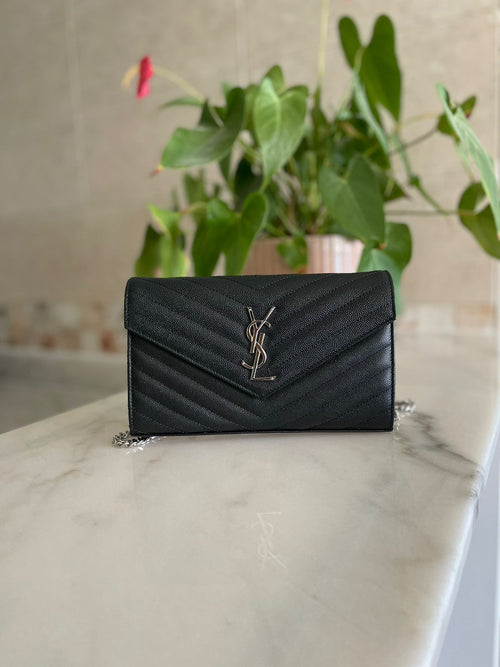 Elegant women's handbag with a luxurious logo print, high quality – distinctive modern design