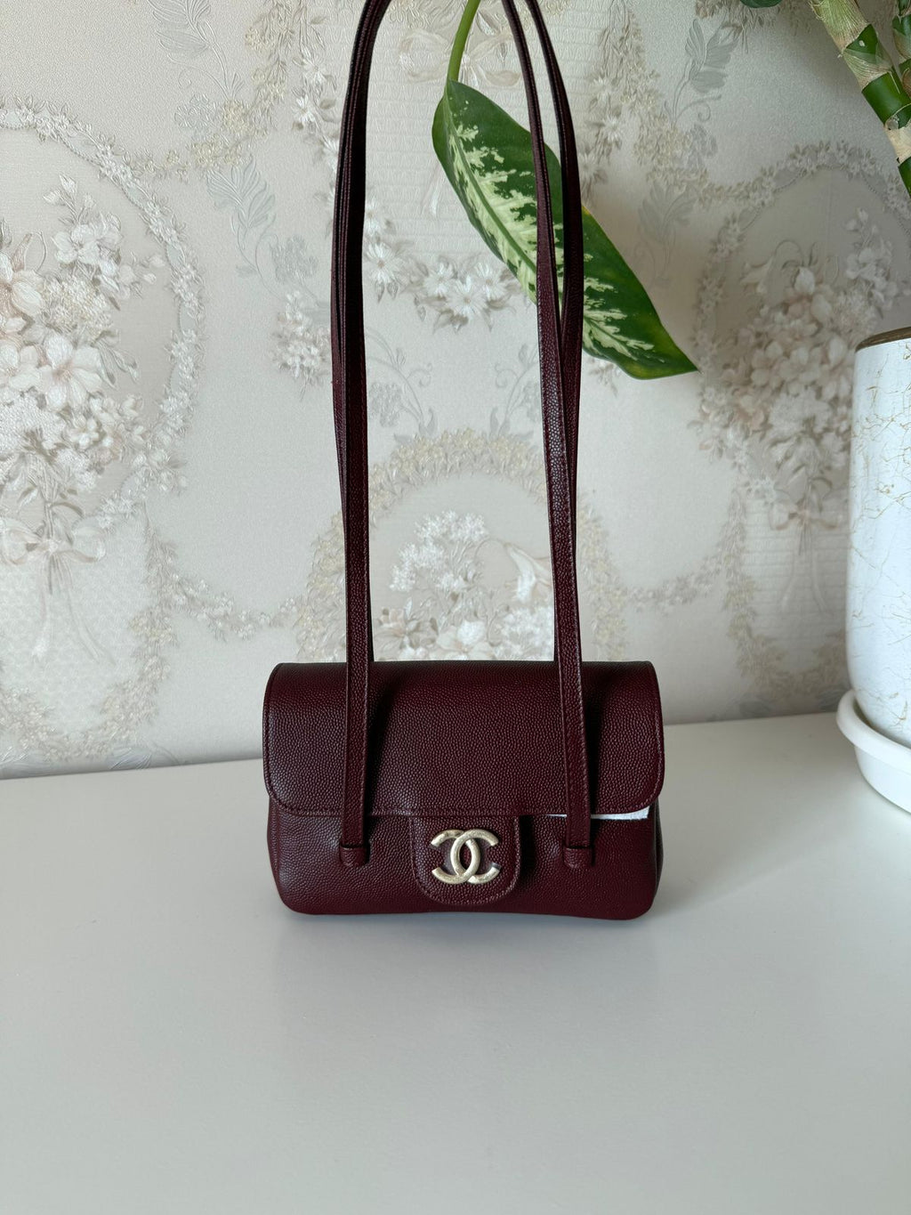 Elegant shoulder bag with a luxurious designشنطة كتف انيقة بتصميم فاخر