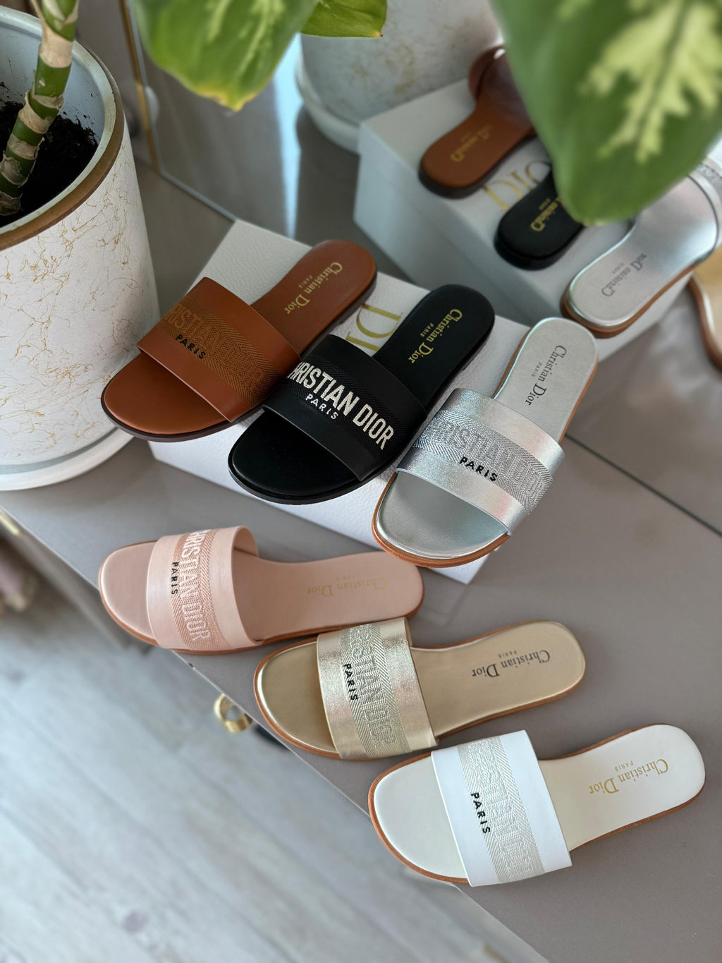 نعال نسائي فاخر تصميم باريسي أنيق | جودة عالية ومريح للارتداء اليوميLuxury Women's Slippers Elegant Parisian Design | High quality and comfortable for everyday wear