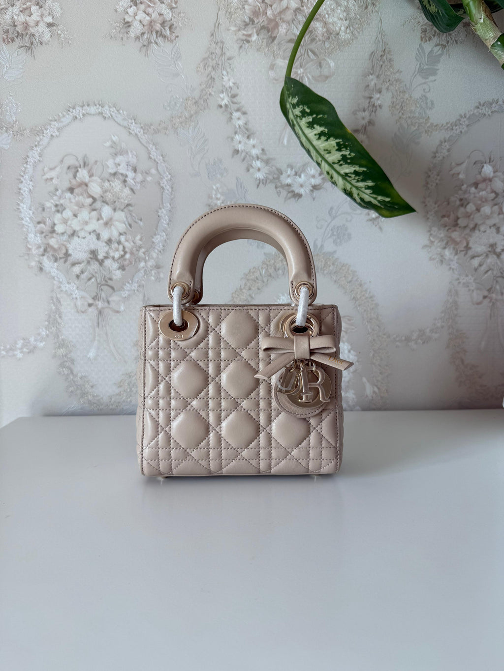 High-quality luxury women's handbag – elegant design with gold details