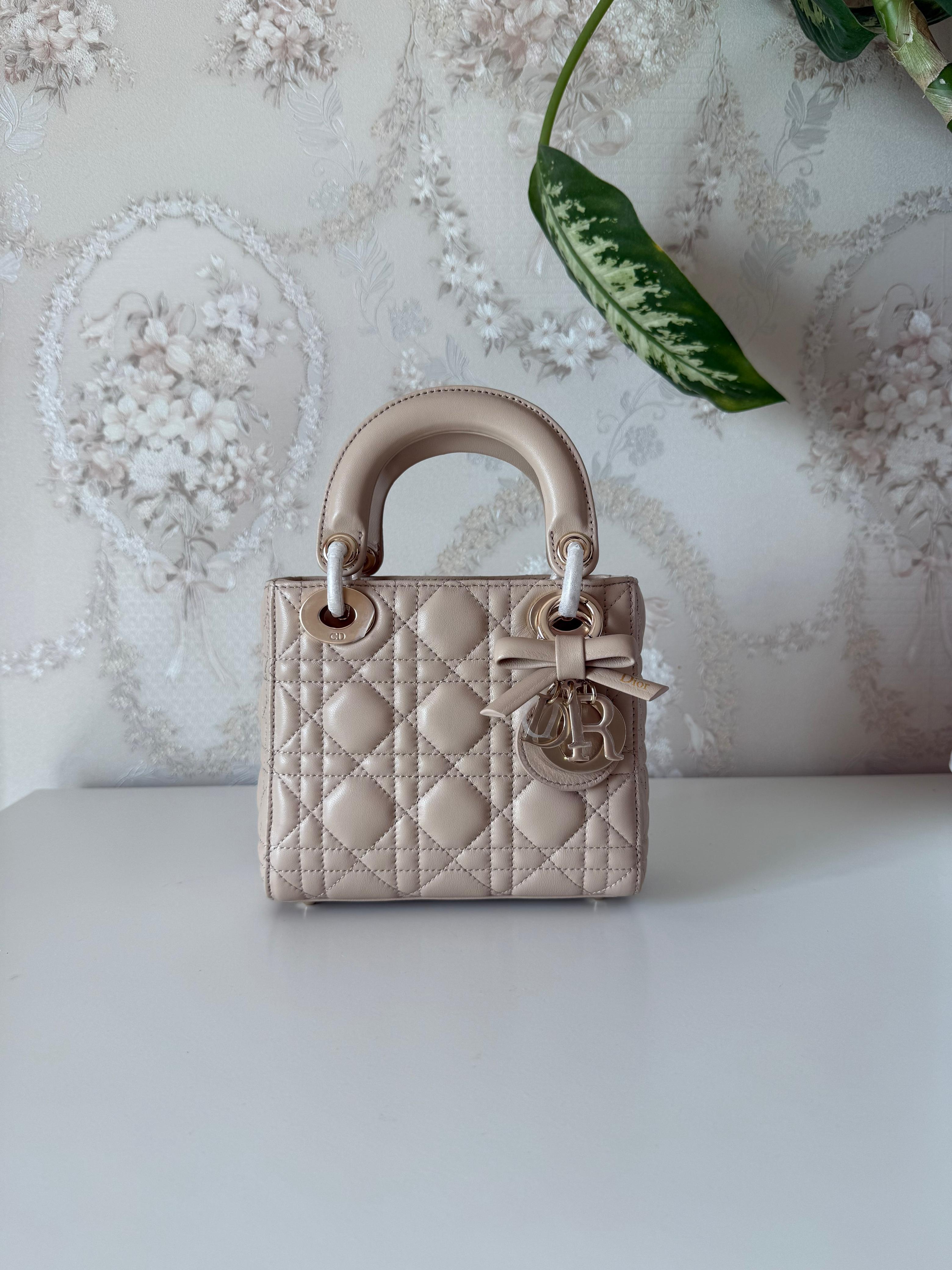 High-quality luxury women's handbag – elegant design with gold details