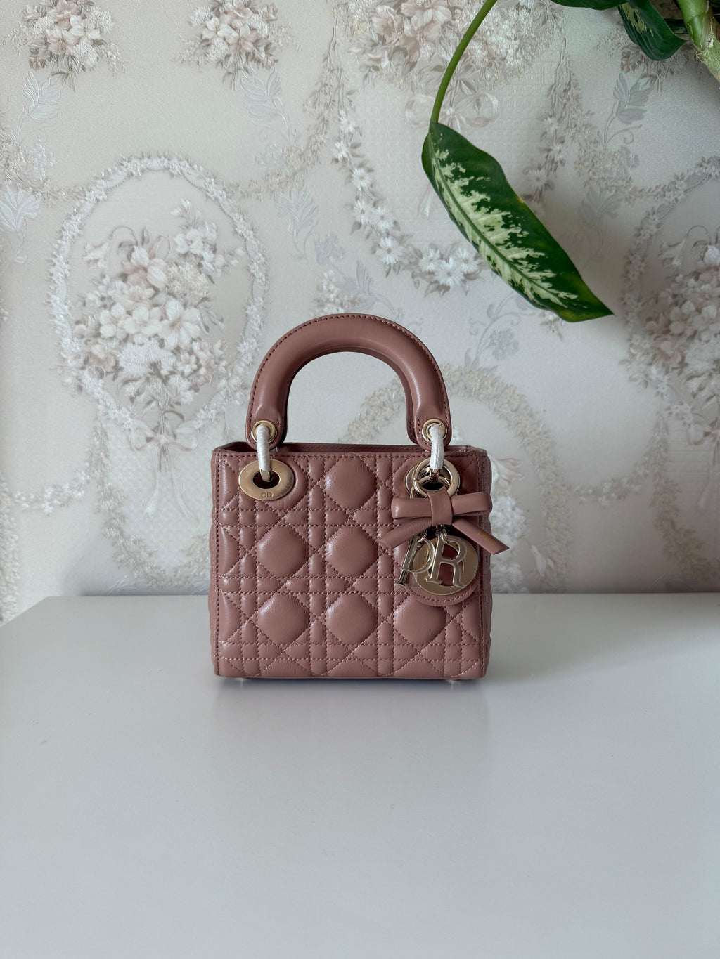 High-quality luxury women's handbag – elegant design with gold details