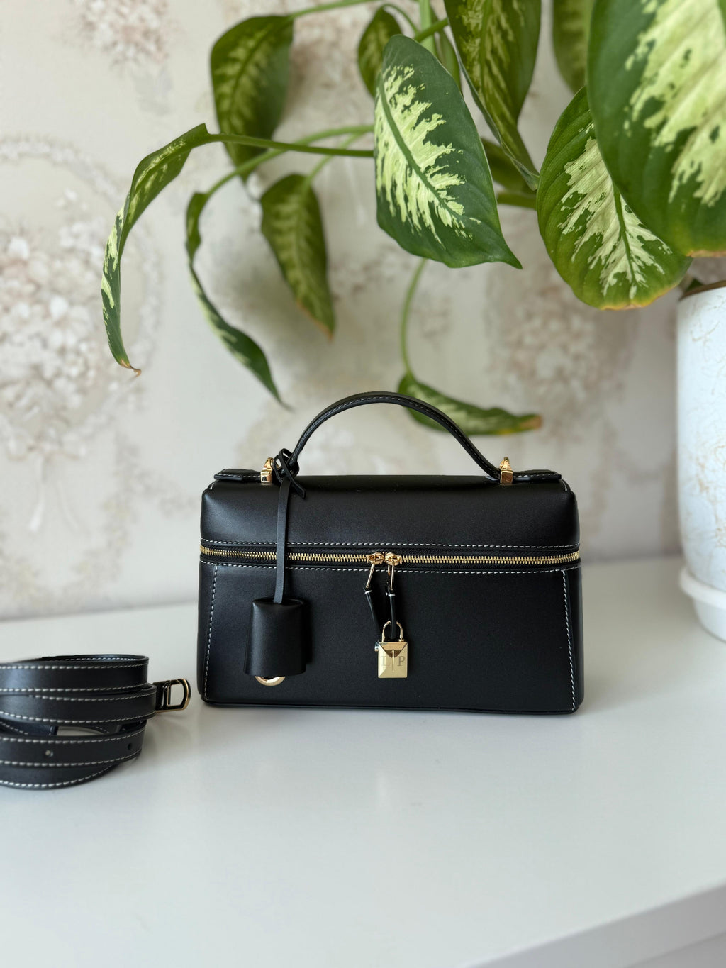 Elegant women's handbag with a luxurious logo print, high quality – distinctive modern design