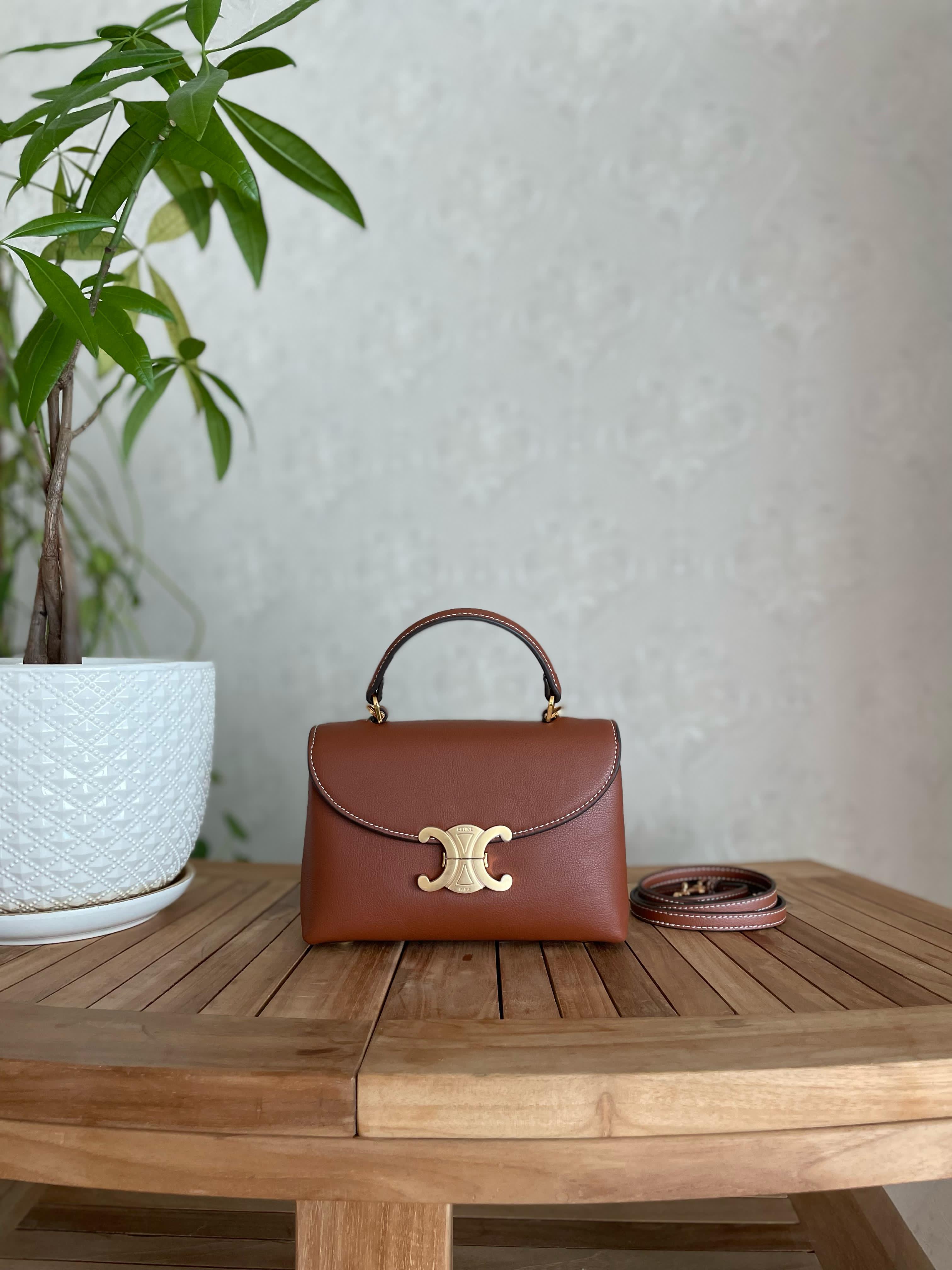 Elegant women's handbag with a luxurious logo print, high quality – distinctive modern design, 20cm