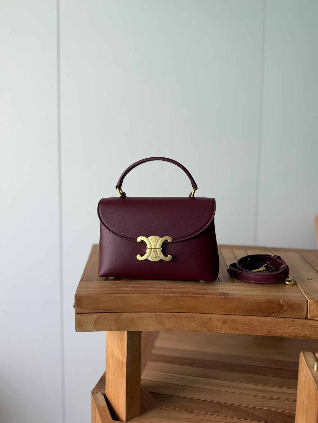 Elegant women's handbag with a luxurious logo print, high quality – distinctive modern design, 20cm