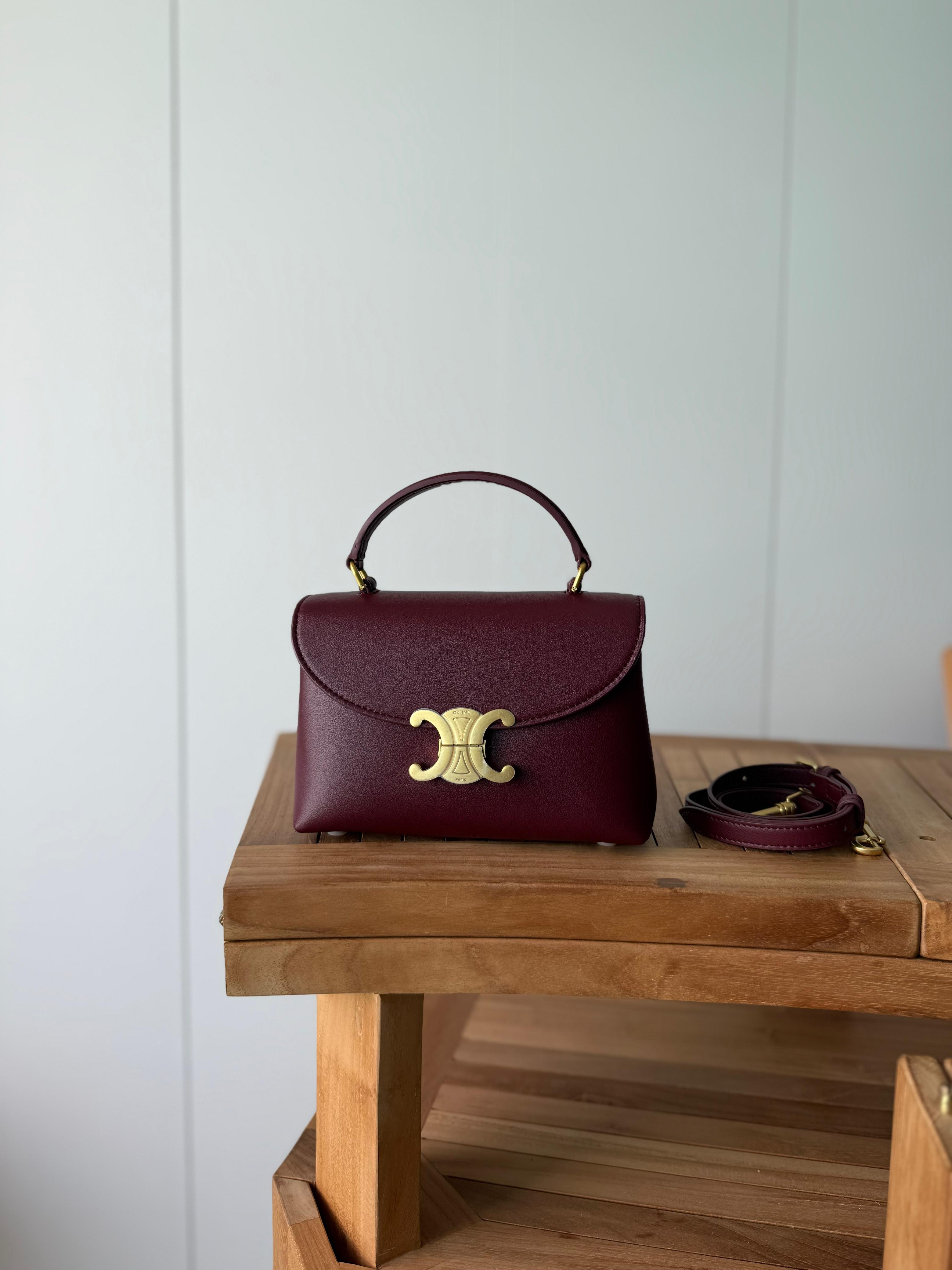 Elegant women's handbag with a luxurious logo print, high quality – distinctive modern design, 20cm