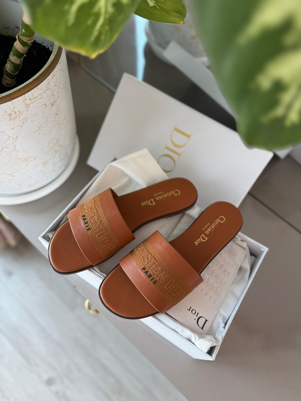 نعال نسائي فاخر تصميم باريسي أنيق | جودة عالية ومريح للارتداء اليوميLuxury Women's Slippers Elegant Parisian Design | High quality and comfortable for everyday wear