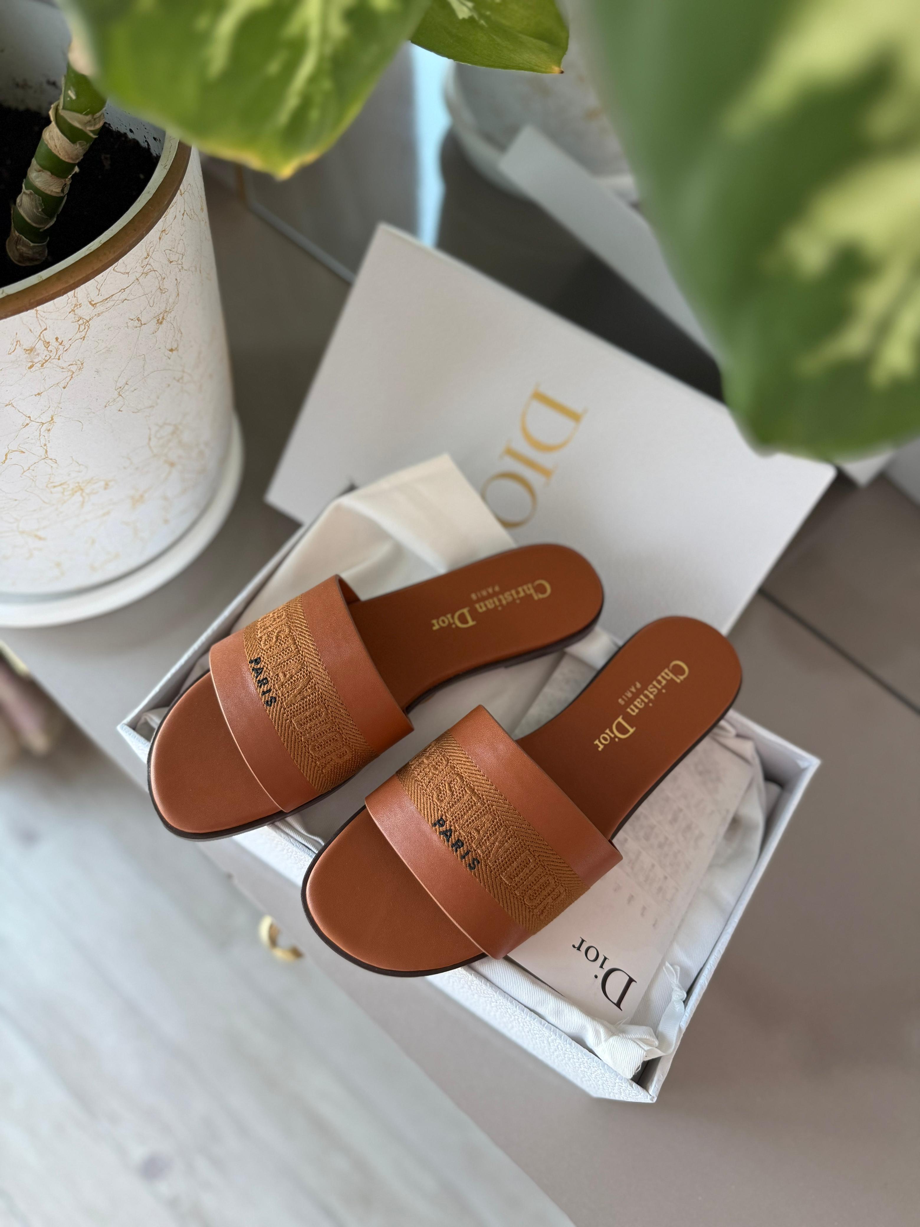 نعال نسائي فاخر تصميم باريسي أنيق | جودة عالية ومريح للارتداء اليوميLuxury Women's Slippers Elegant Parisian Design | High quality and comfortable for everyday wear