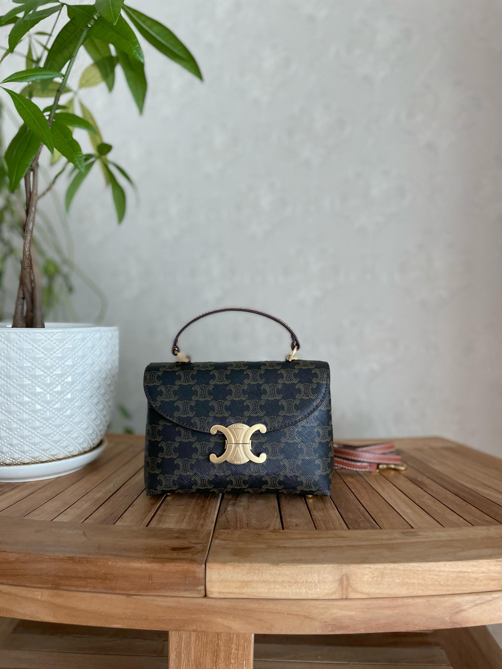 Elegant women's handbag with a luxurious logo print, high quality – distinctive modern design, 20cm