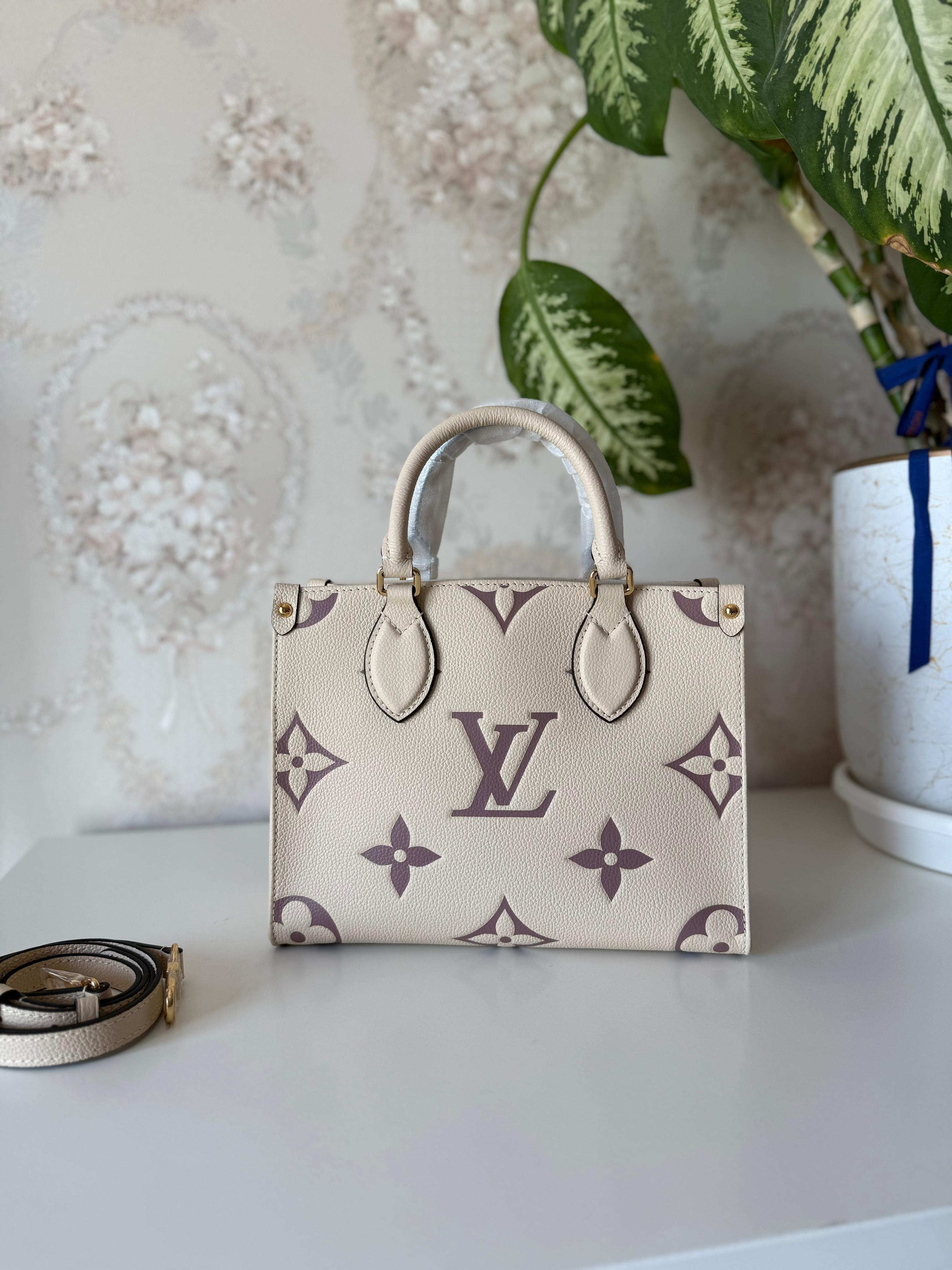 Elegant women's handbag with a luxurious logo print, high quality – distinctive modern design