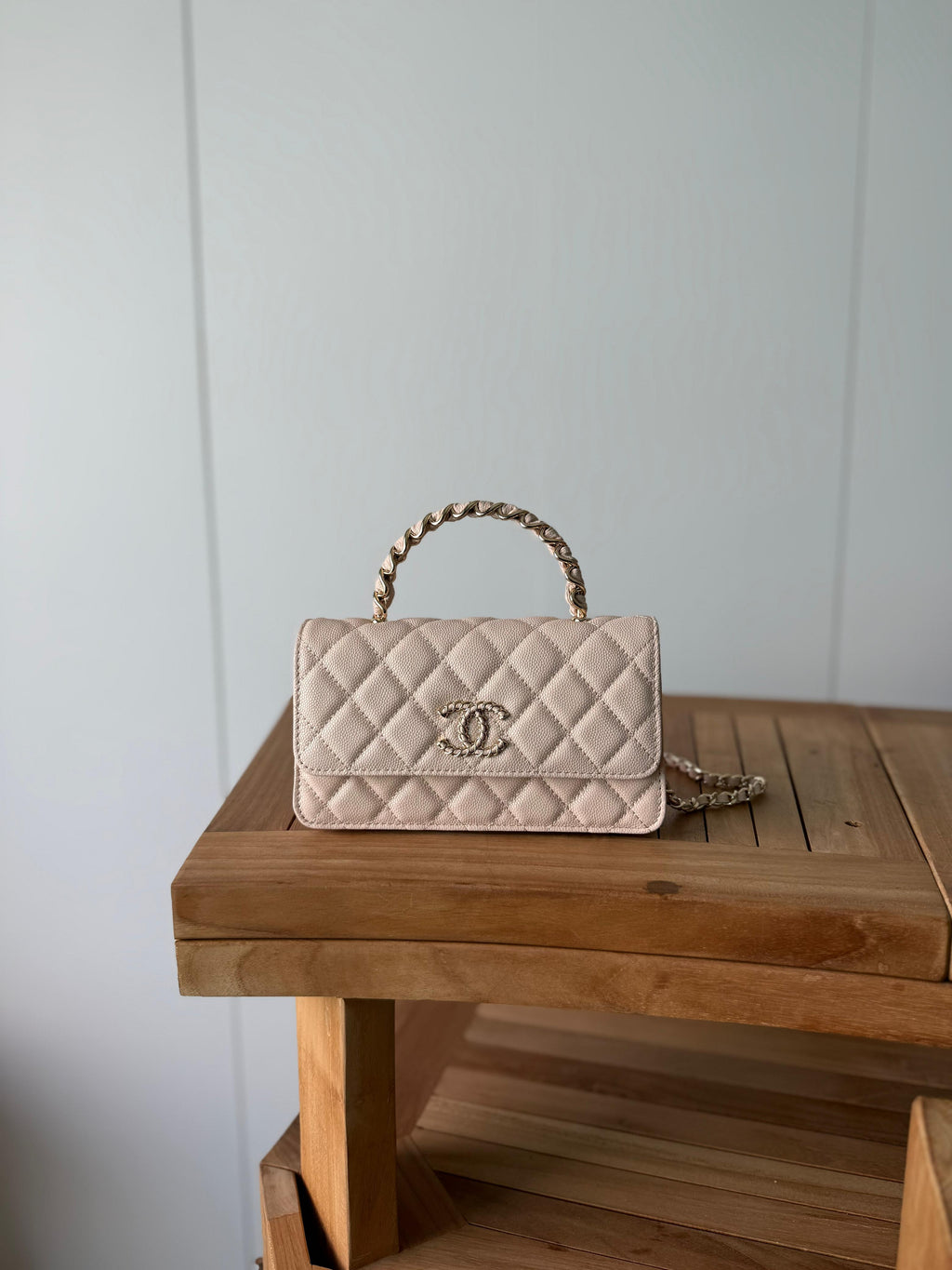 Elegant shoulder bag with a luxurious design