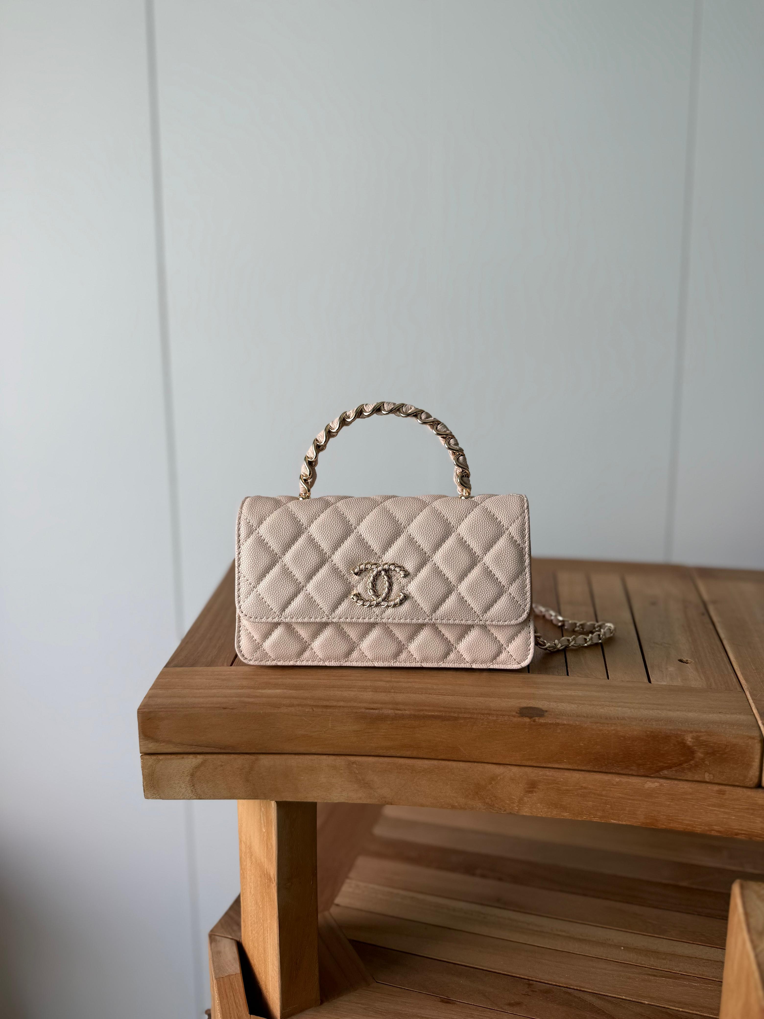 Elegant shoulder bag with a luxurious design