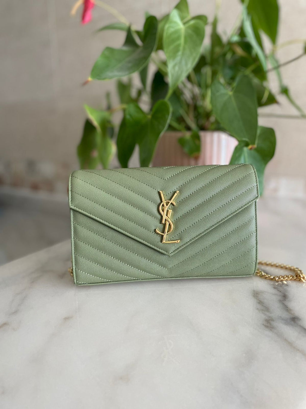 Elegant women's handbag with a luxurious logo print, high quality – distinctive modern design