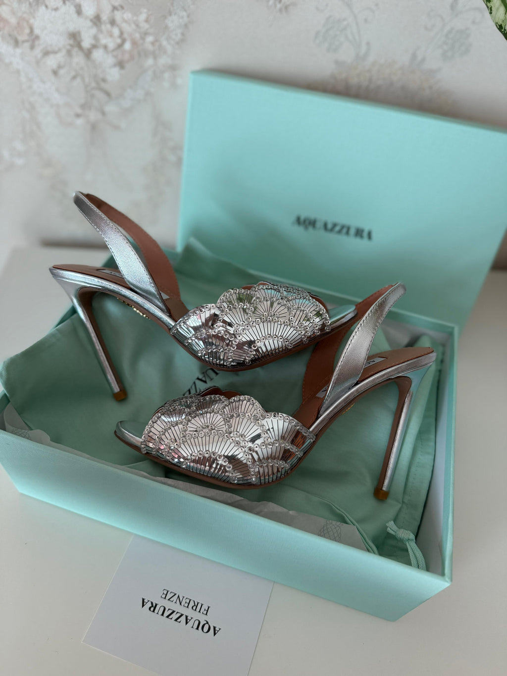 حذاء كعب نسائي فاخر مزين بتفاصيل لامعة – تصميم أنيق وعصري