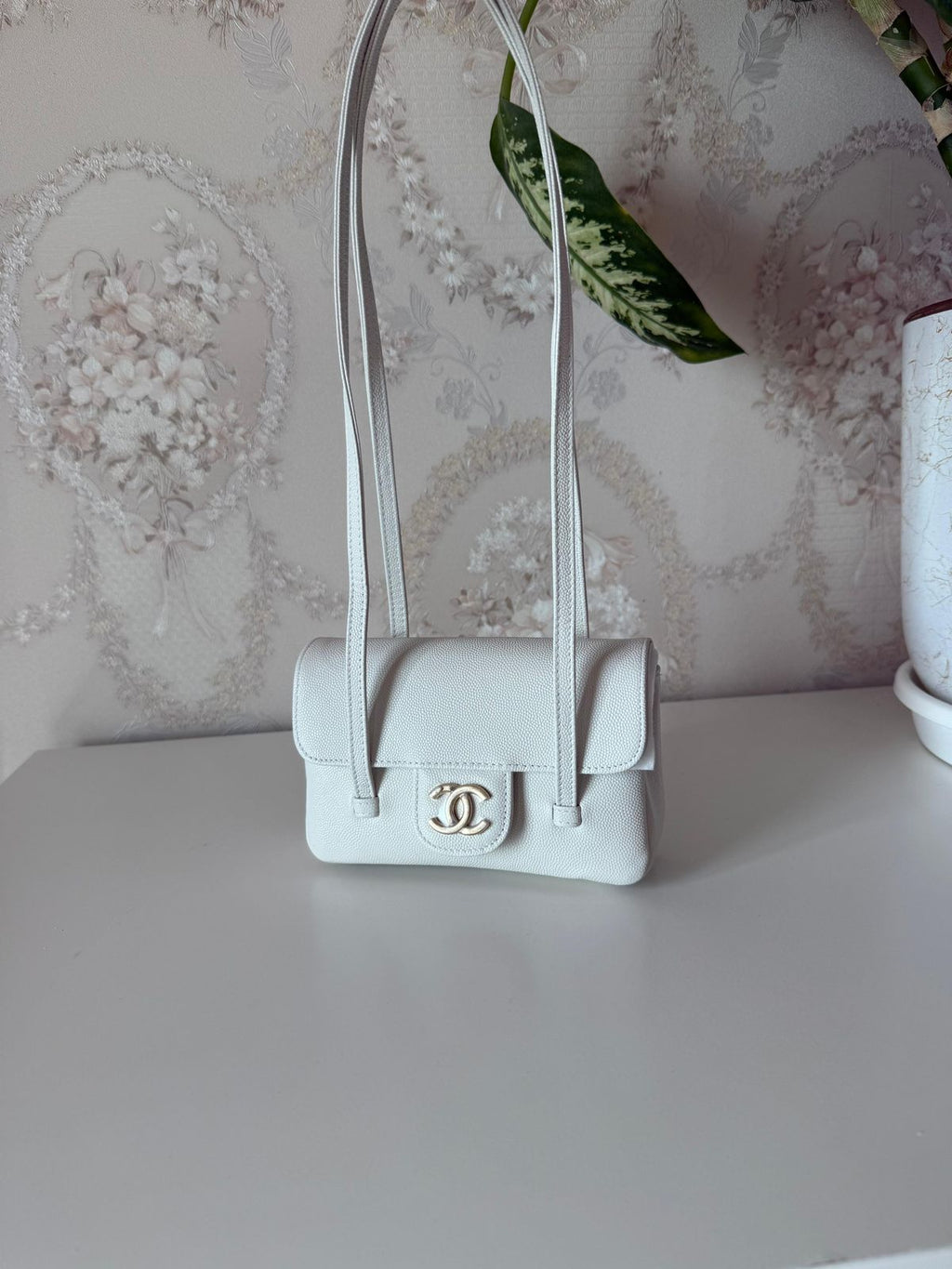 Elegant shoulder bag with a luxurious designشنطة كتف انيقة بتصميم فاخر