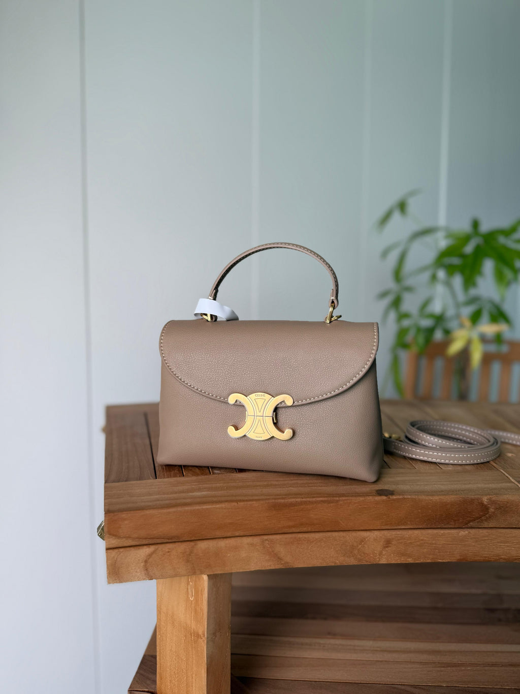 Elegant women's handbag with a luxurious logo print, high quality – distinctive modern design, 20cm