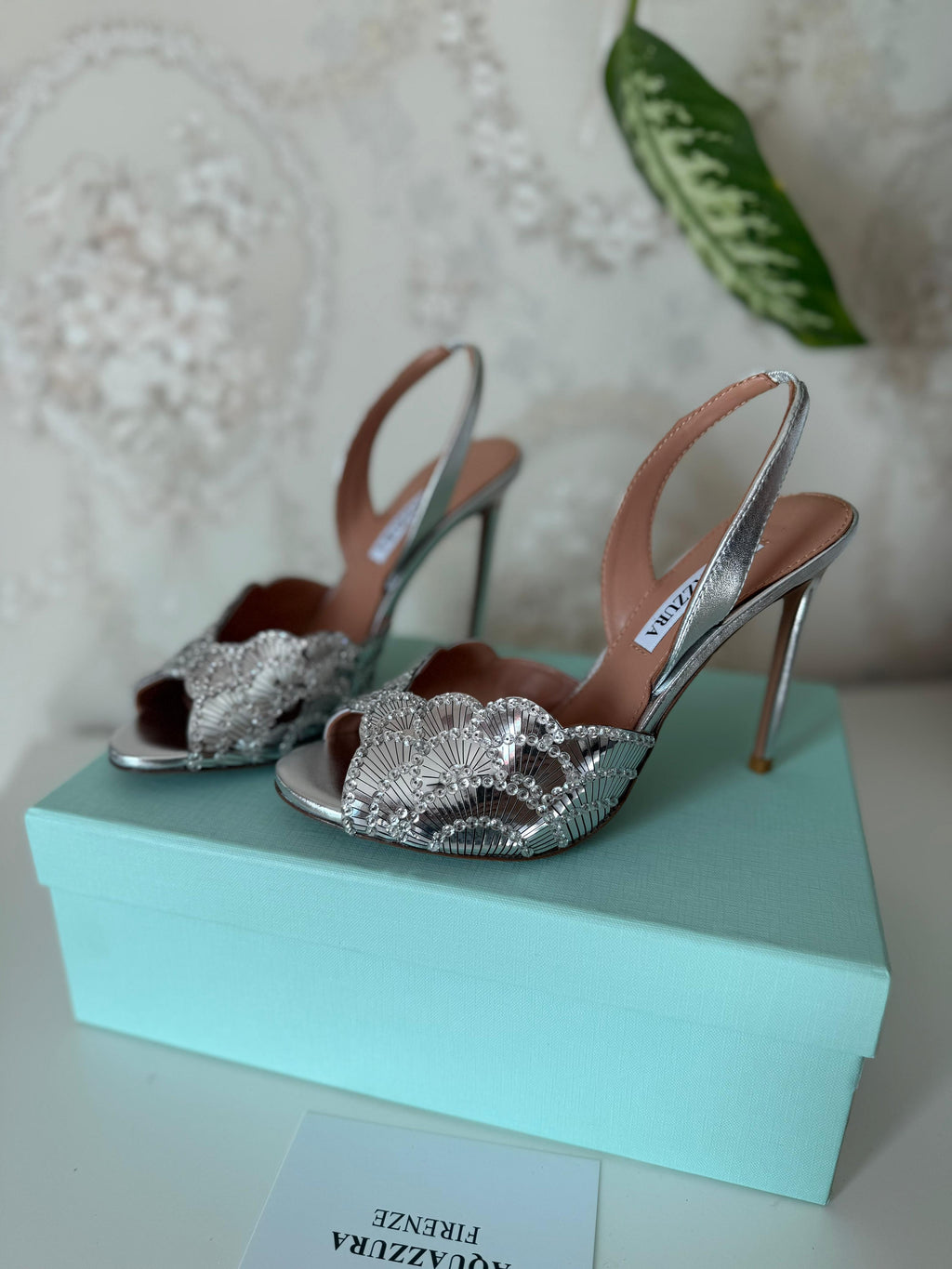 حذاء كعب نسائي فاخر مزين بتفاصيل لامعة – تصميم أنيق وعصري