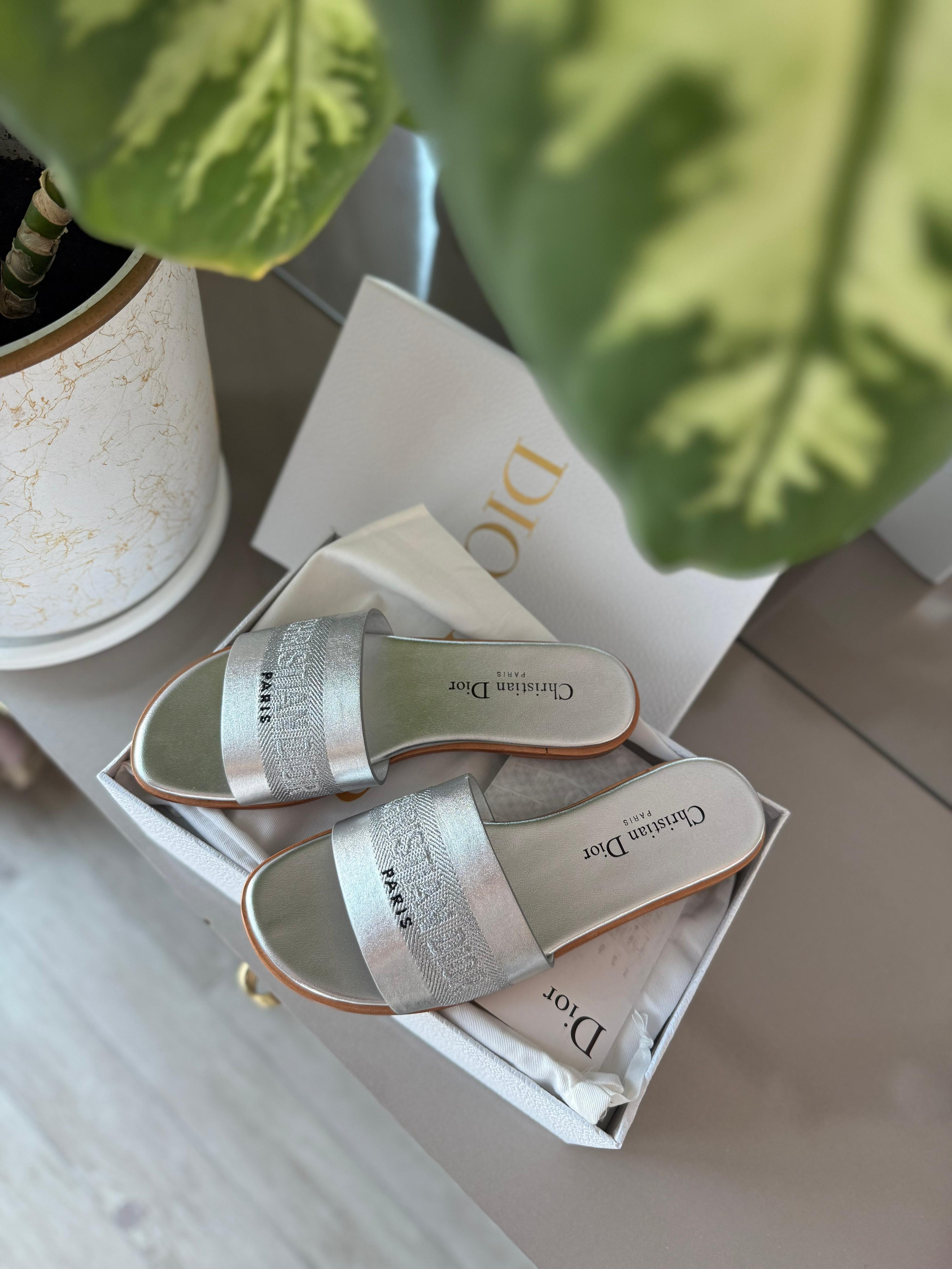 نعال نسائي فاخر تصميم باريسي أنيق | جودة عالية ومريح للارتداء اليوميLuxury Women's Slippers Elegant Parisian Design | High quality and comfortable for everyday wear