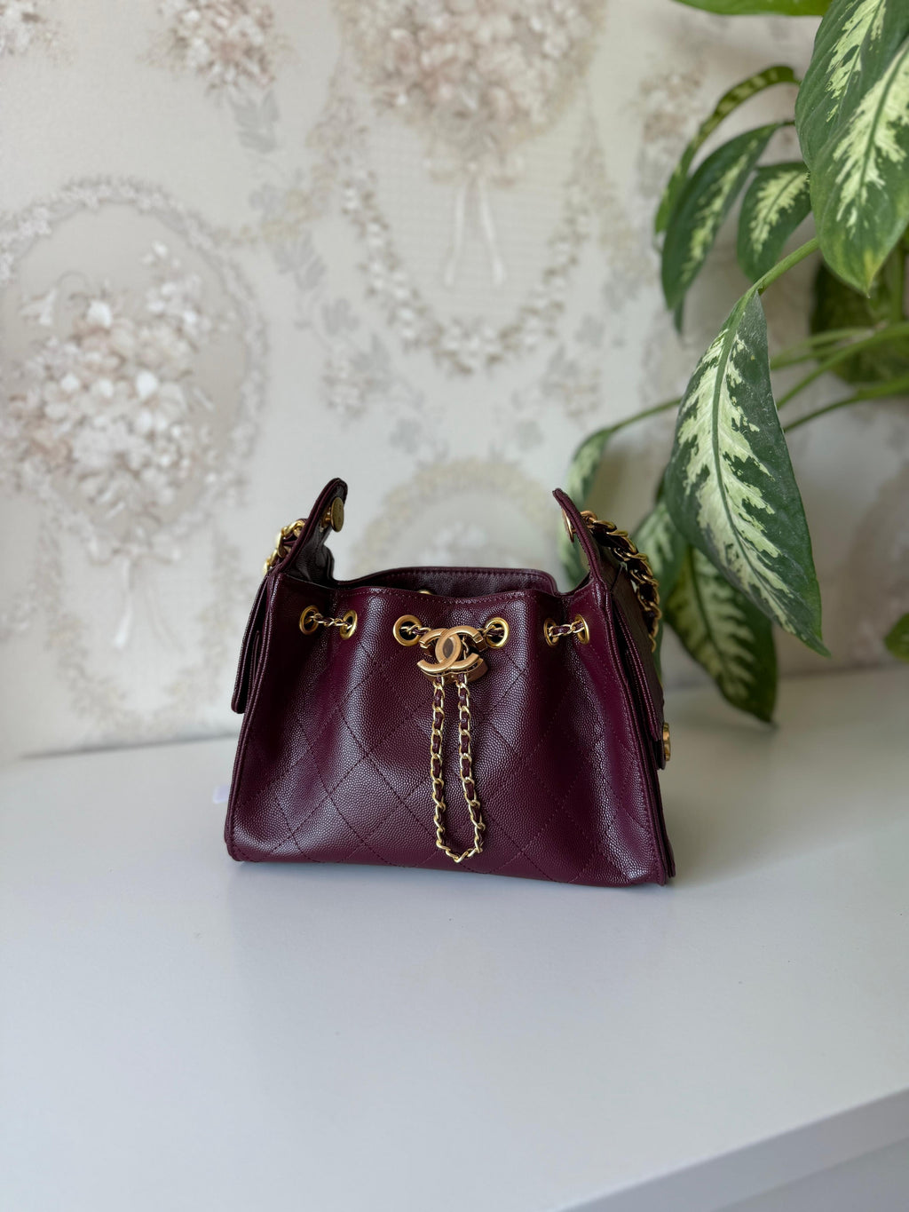 👜 شنطة نسائية فاخرة بتصميم عصري مع سلسلة ذهبية – حجم 22 سم   Luxury Women's Bag with Gold👜 Chain - 22 cm