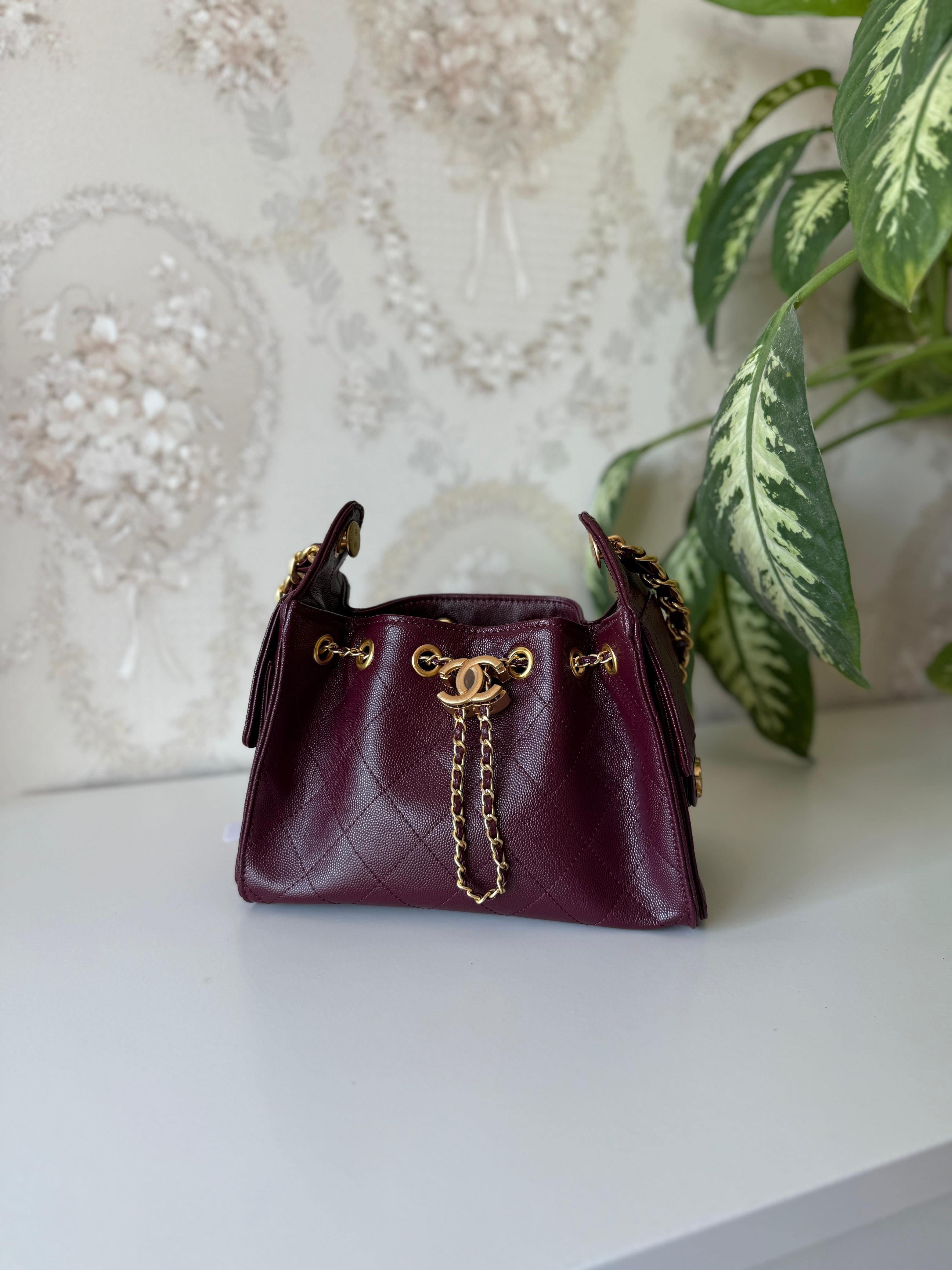 👜 شنطة نسائية فاخرة بتصميم عصري مع سلسلة ذهبية – حجم 22 سم   Luxury Women's Bag with Gold👜 Chain - 22 cm