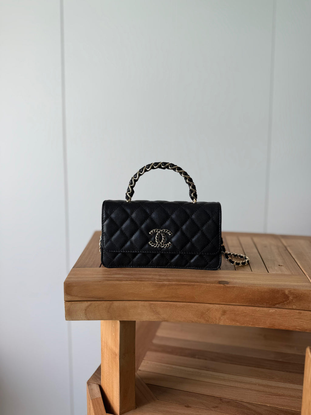 Elegant shoulder bag with a luxurious design