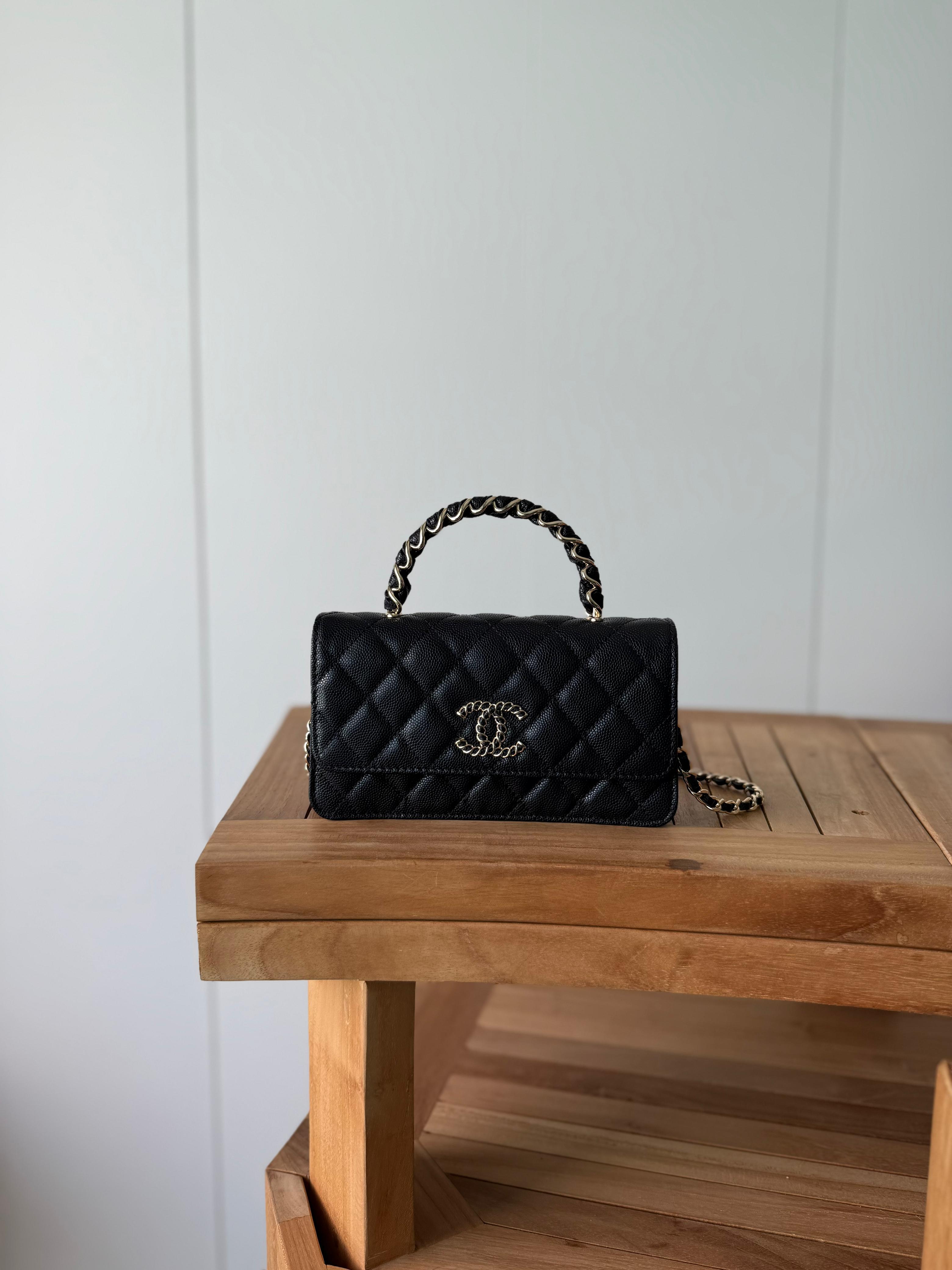 Elegant shoulder bag with a luxurious design