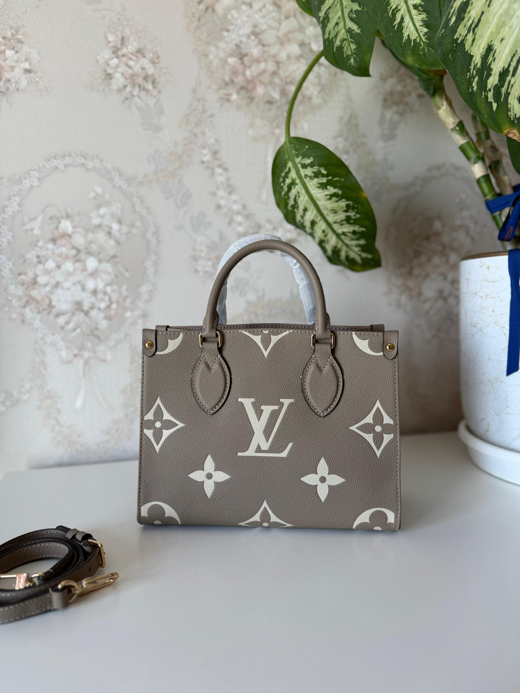 Elegant women's handbag with a luxurious logo print, high quality – distinctive modern design